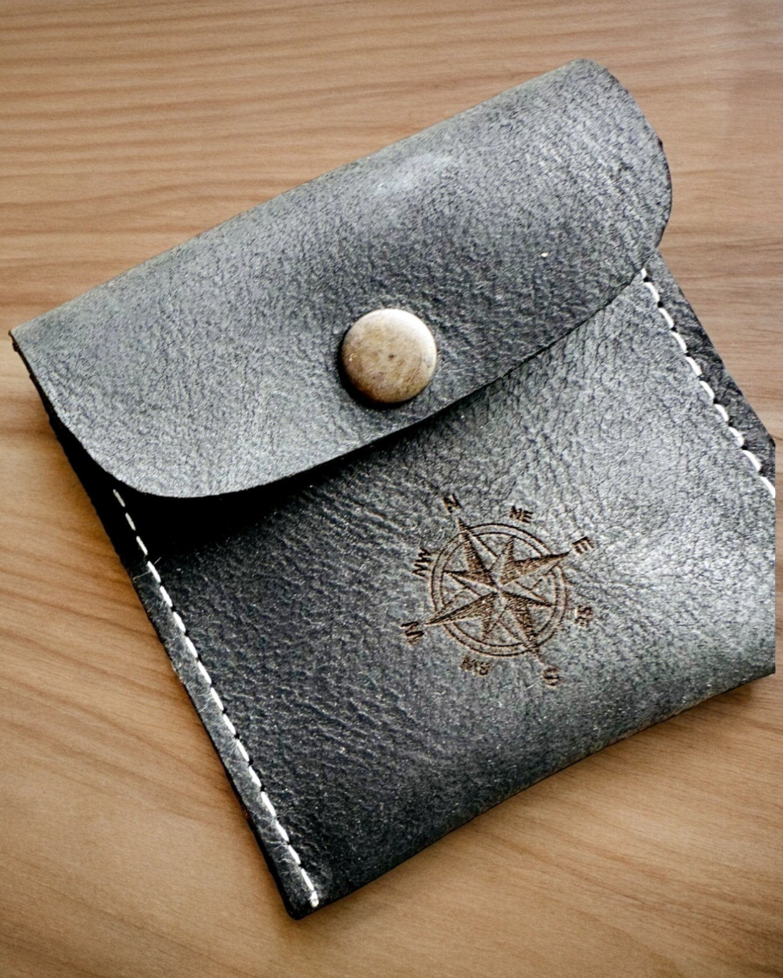 Kotelo taskukellolle tai kompassille Matkailija - mahdollisuus personoida kaiverruksella