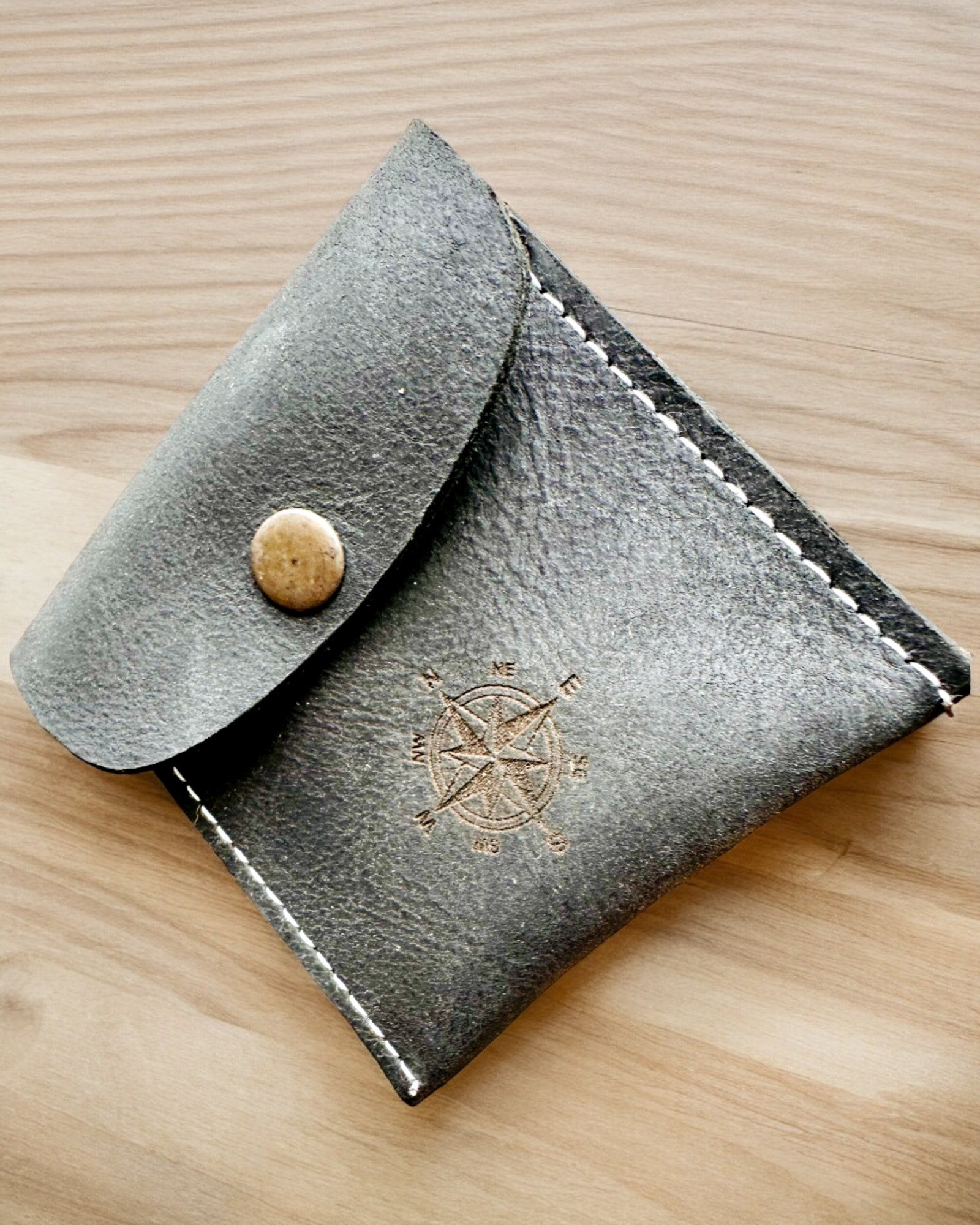 Kotelo taskukellolle tai kompassille Matkailija - mahdollisuus personoida kaiverruksella