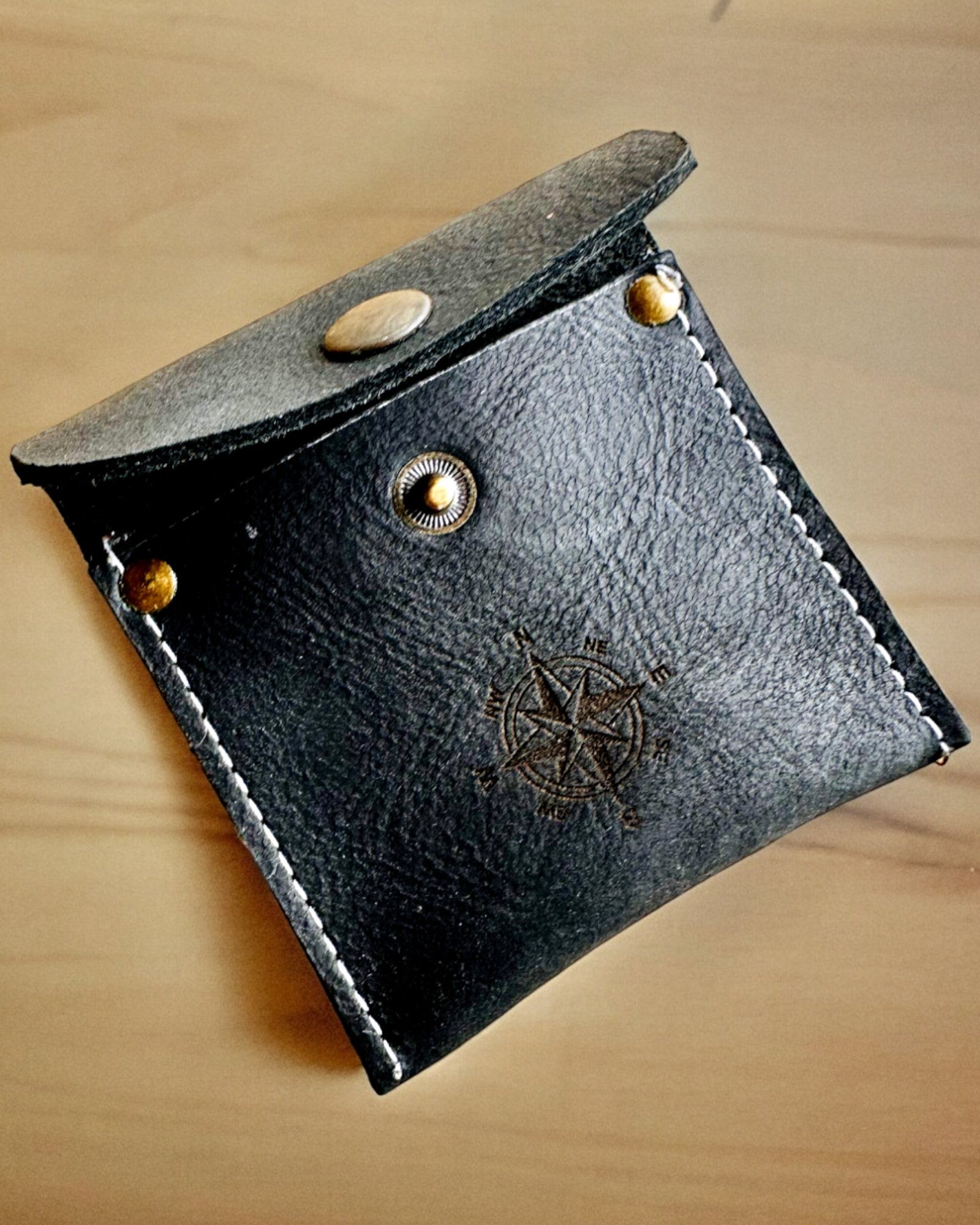 Kotelo taskukellolle tai kompassille Matkailija - mahdollisuus personoida kaiverruksella