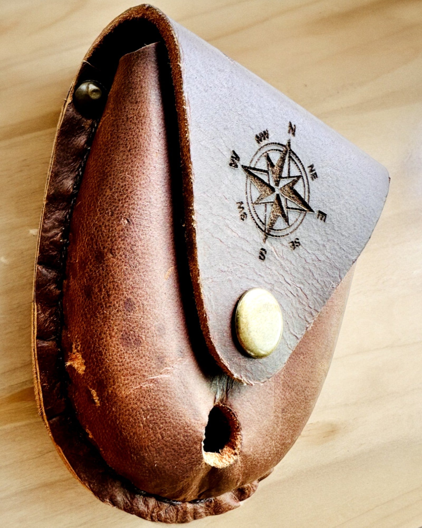 Nahkakotelo "Odkrywca" - kompaktille kompassille tai taskukellolle - mahdollisuus personointiin kaiverruksella