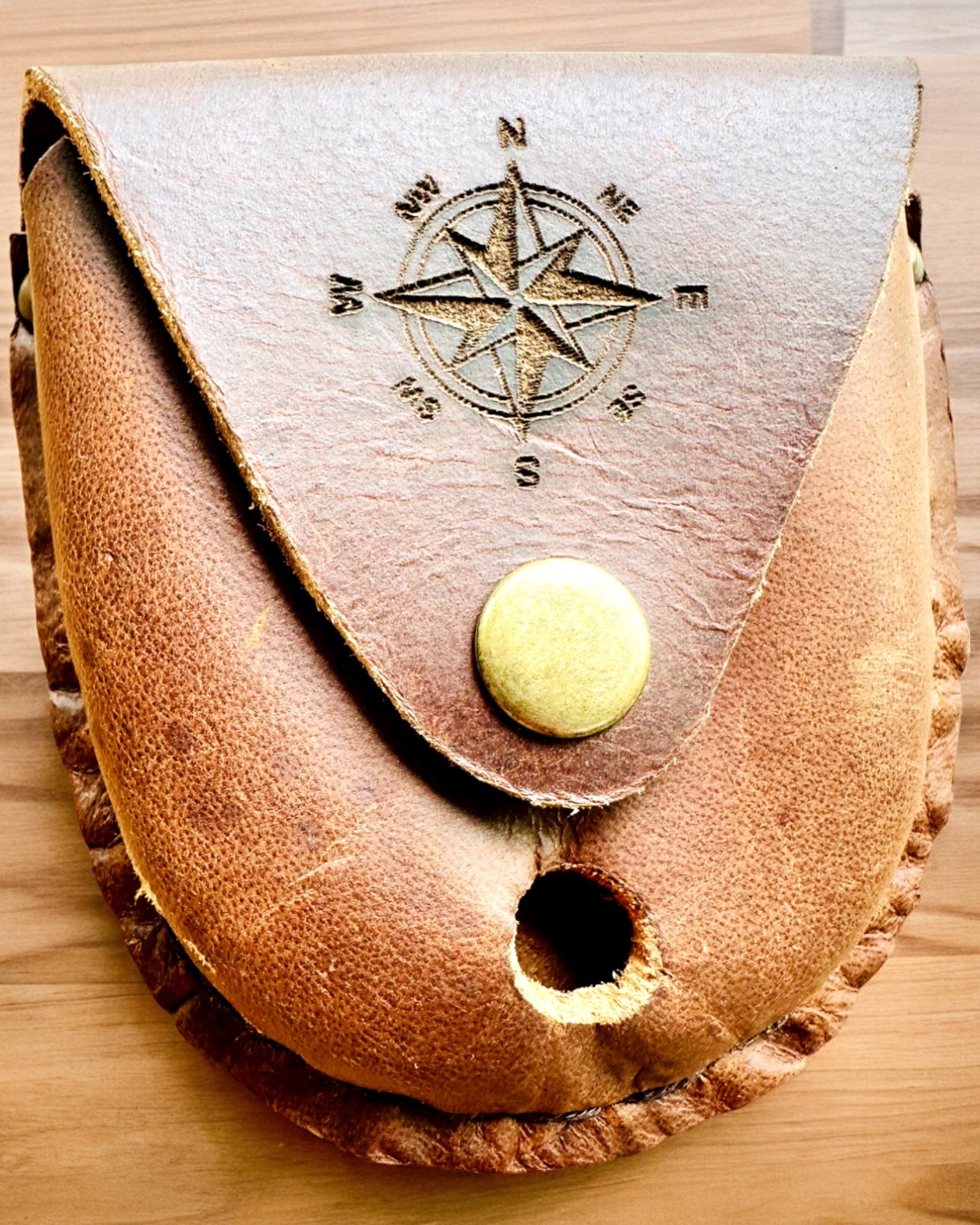 Nahkakotelo "Odkrywca" - kompaktille kompassille tai taskukellolle - mahdollisuus personointiin kaiverruksella