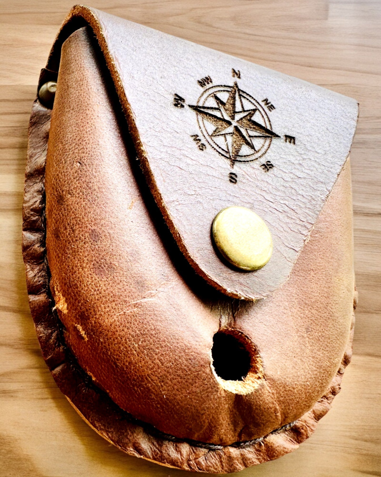 Nahkakotelo "Odkrywca" - kompaktille kompassille tai taskukellolle - mahdollisuus personointiin kaiverruksella