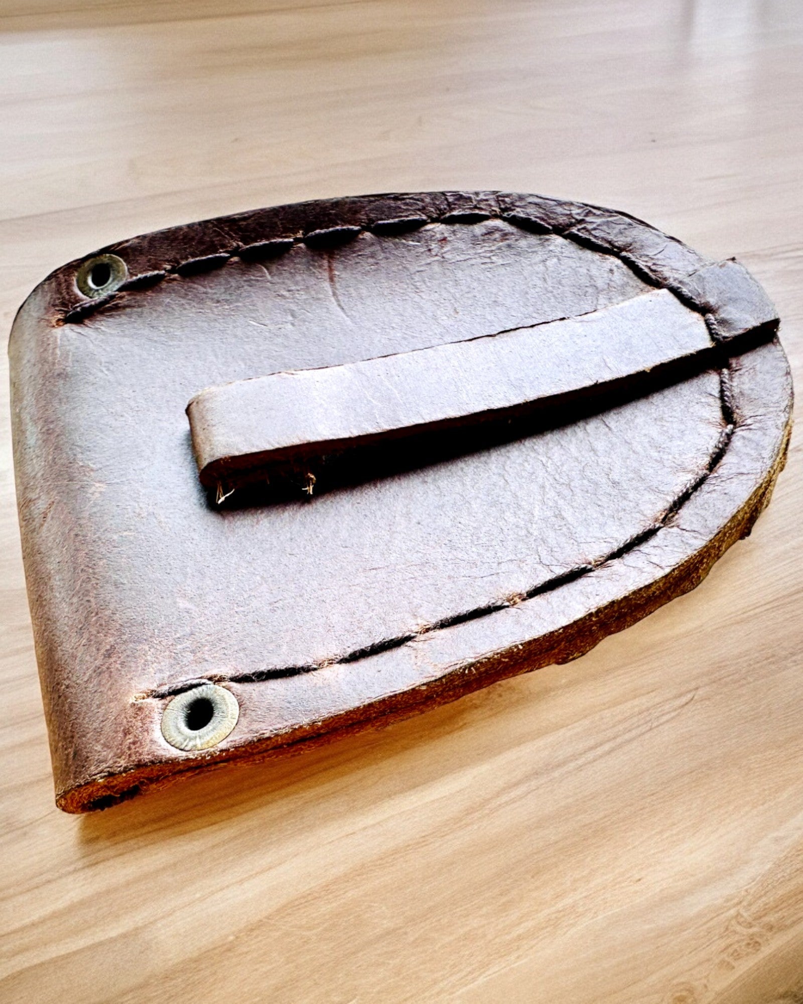 Nahkakotelo "Odkrywca" - kompaktille kompassille tai taskukellolle - mahdollisuus personointiin kaiverruksella