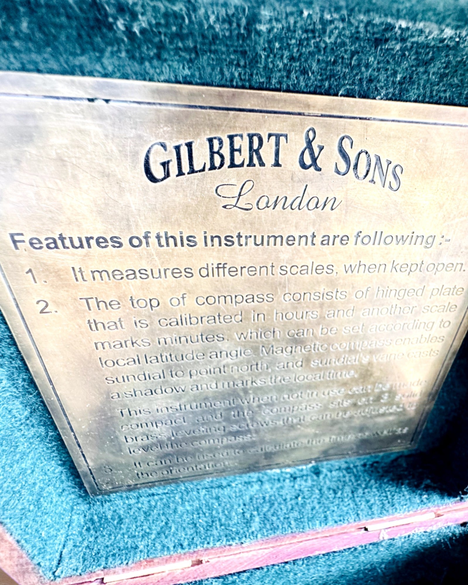 Suuri puinen kompassilaatikko "Gilbert & Sons" kaiverrusmahdollisuudella