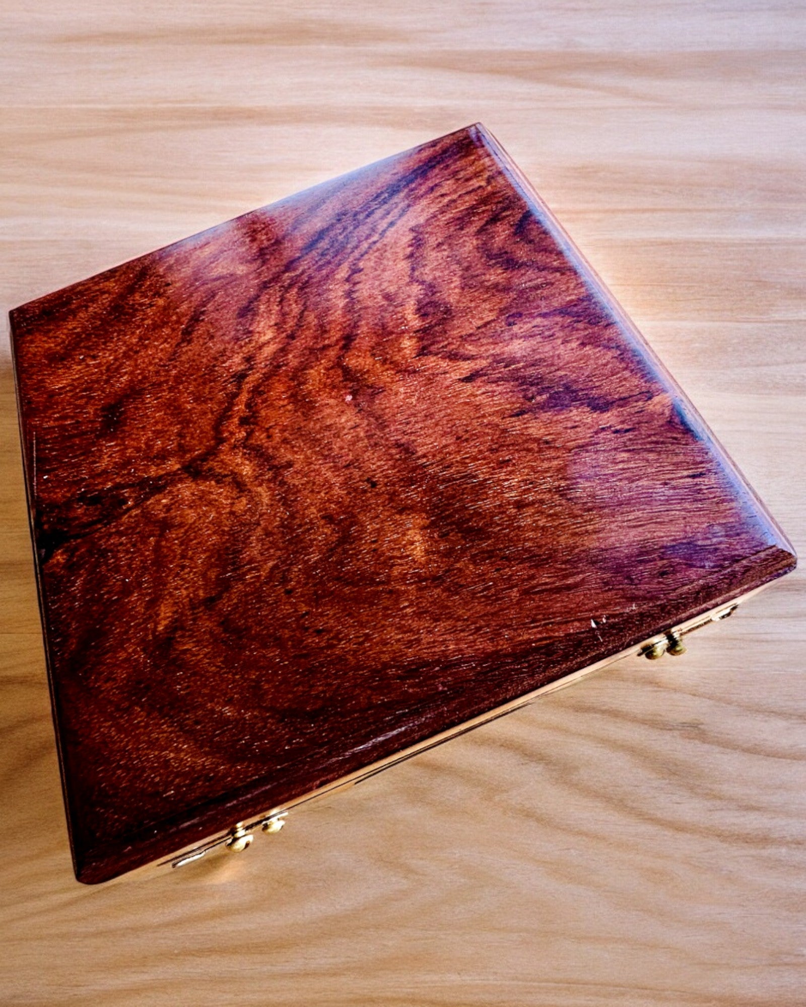 Suuri puinen kompassilaatikko "Gilbert & Sons" kaiverrusmahdollisuudella