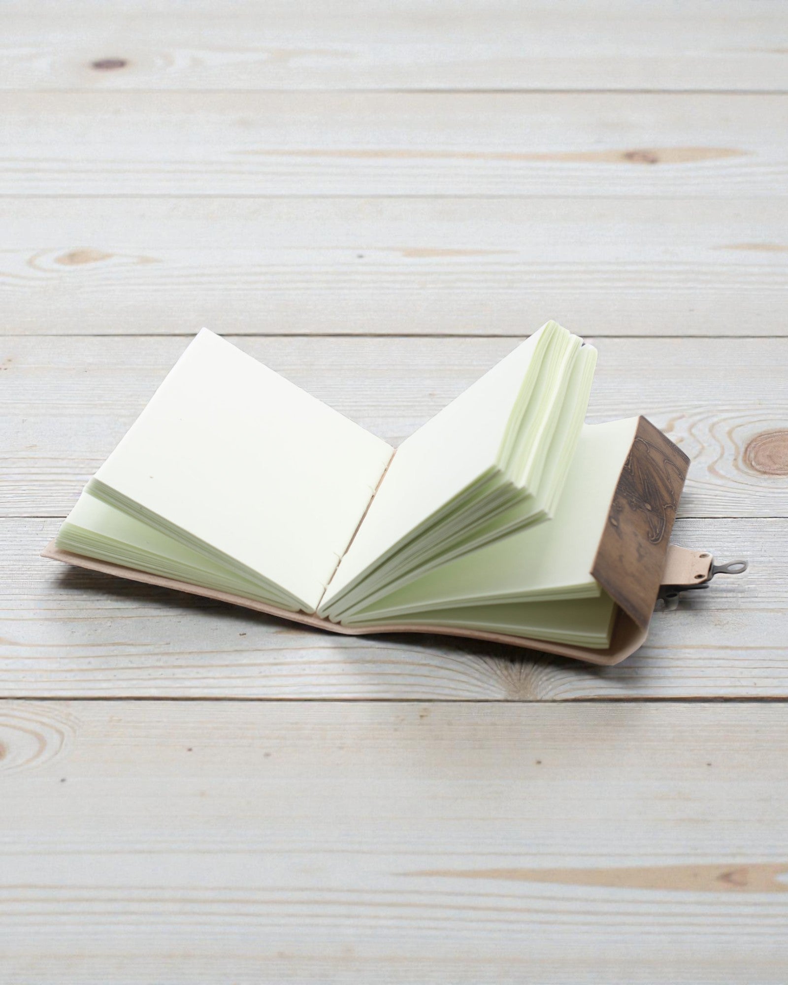 Nahkainen muistiinpanovihko Legendan vartijaloheikäärme – käsin kohokuvioitu 20 × 15 cm