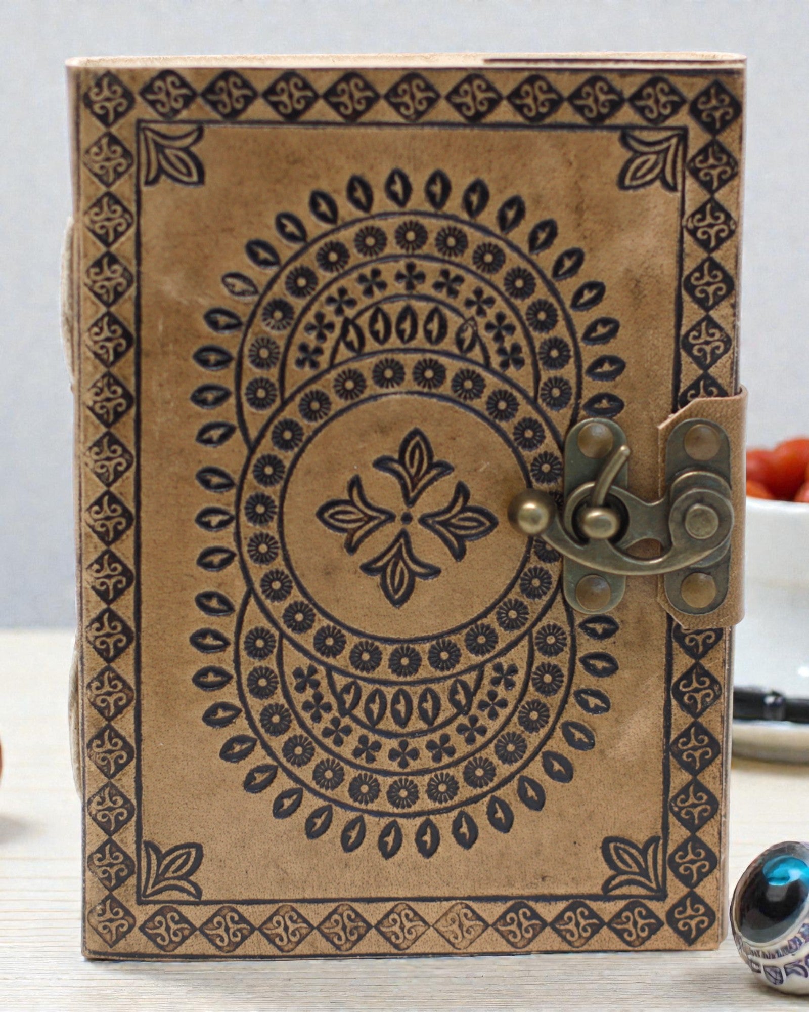 Mandala Harmonia – Nahkainen muistikirja kohokuvioidulla mandalalla