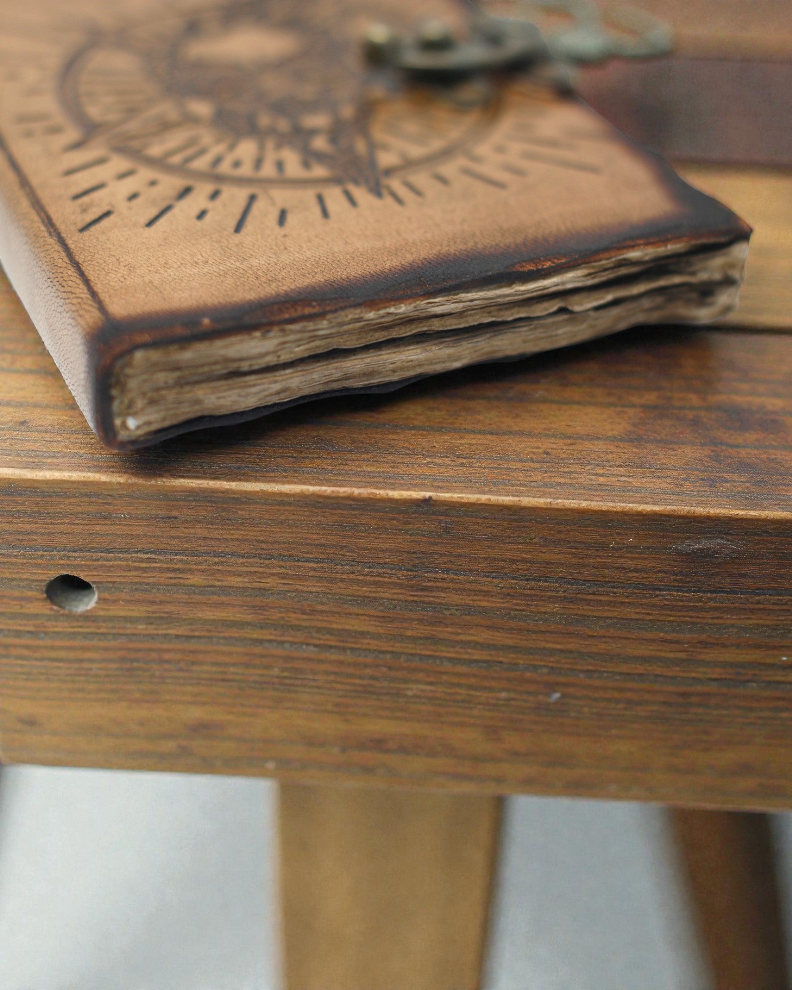 Noctis Sigil – nahkainen muistikirja: viisisakarainen tähti ja kallo