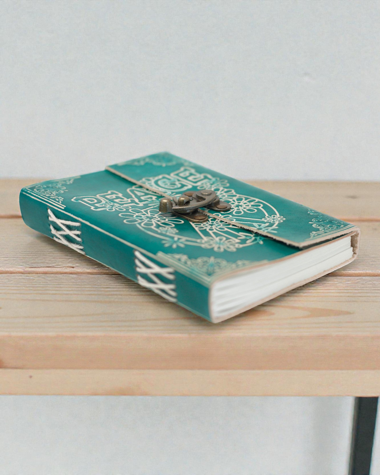 Turkoosi nahkainen muistiinpanovihko ”Rauha” lukolla – sopu & tyyneys (18 x 13 cm)