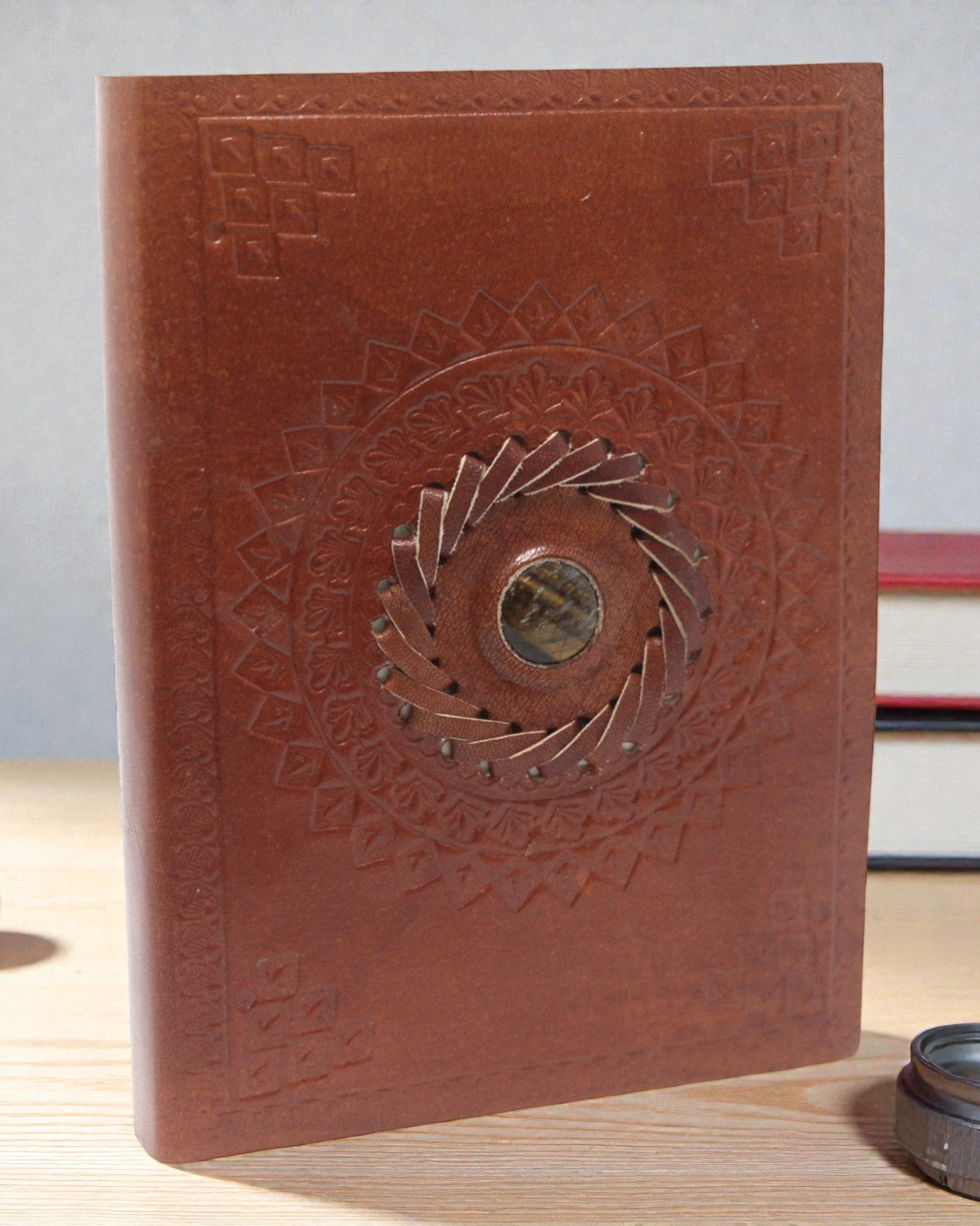 Aureum Vision – Nahkainen muistikirja tiikerinsilmäkivellä