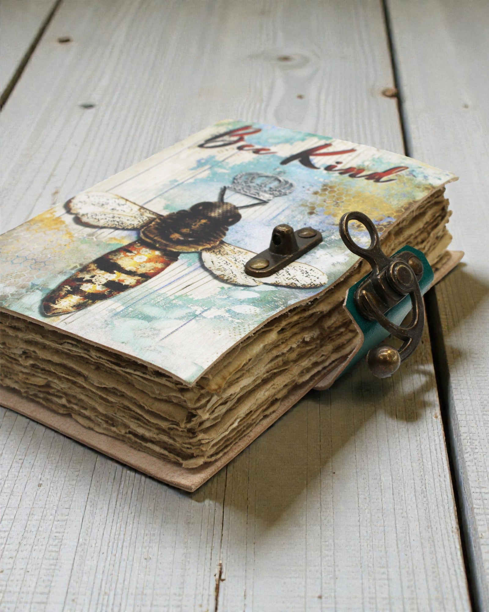 Apis Artis – Nahkainen muistiinpanovihko Bee Kind antiikkipaperisilla sivuilla