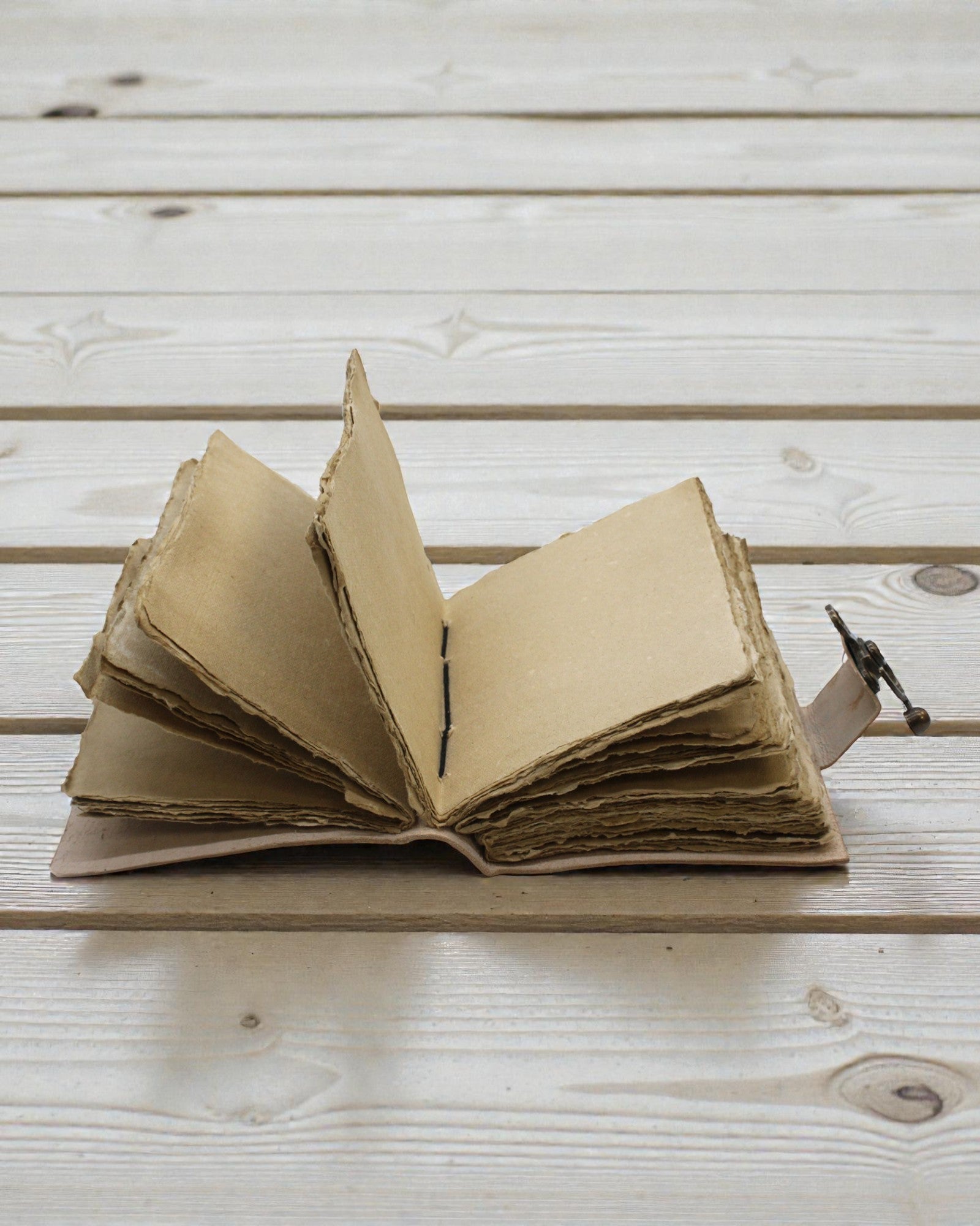 Nahkainen muistiinpanovihko Inspiraation perhonen Never Hide Your Wings – 13 × 18 cm