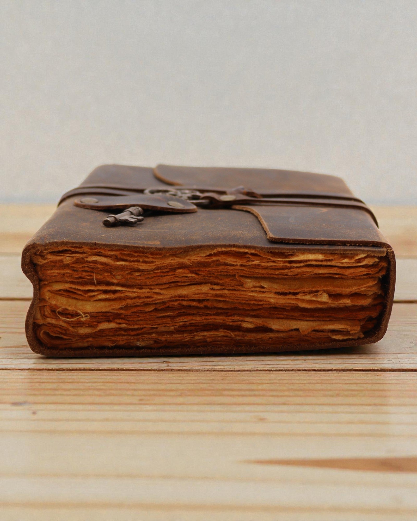 Öljytystä nahasta valmistettu muistiinpanovihko Salaisuuksien avaimella – Vintage Journal 13 × 18 cm