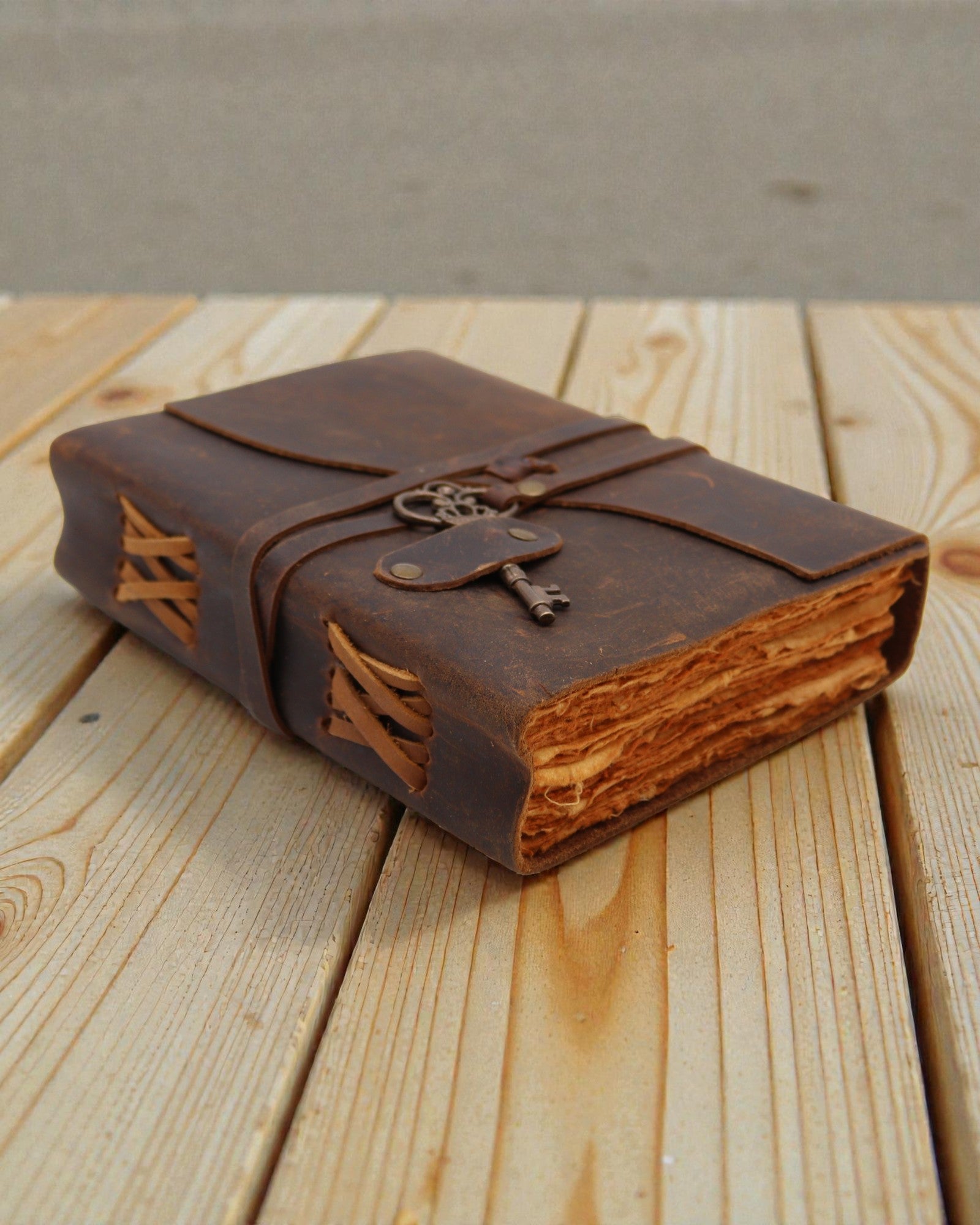 Öljytystä nahasta valmistettu muistiinpanovihko Salaisuuksien avaimella – Vintage Journal 13 × 18 cm