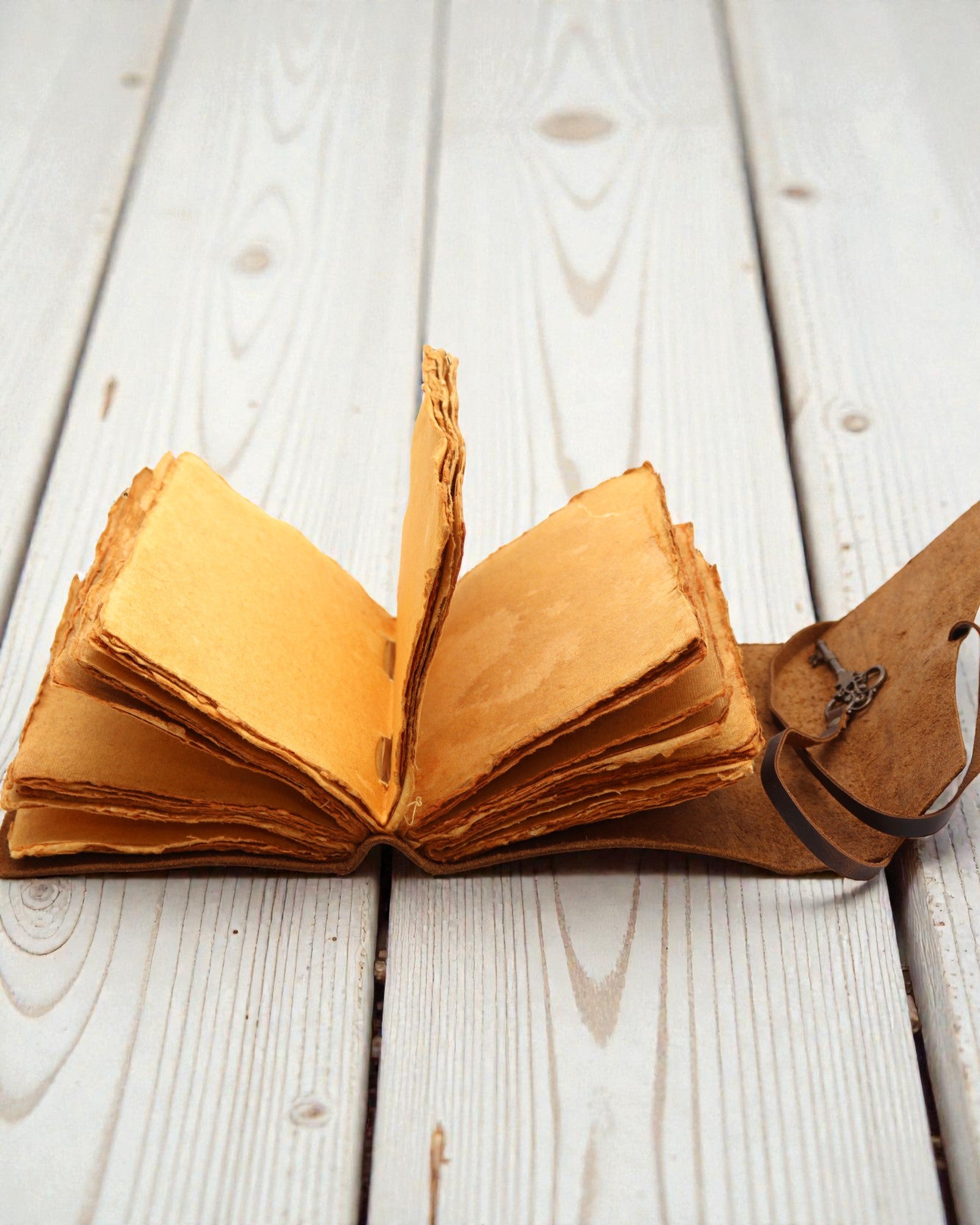 Öljytystä nahasta valmistettu muistiinpanovihko Salaisuuksien avaimella – Vintage Journal 13 × 18 cm