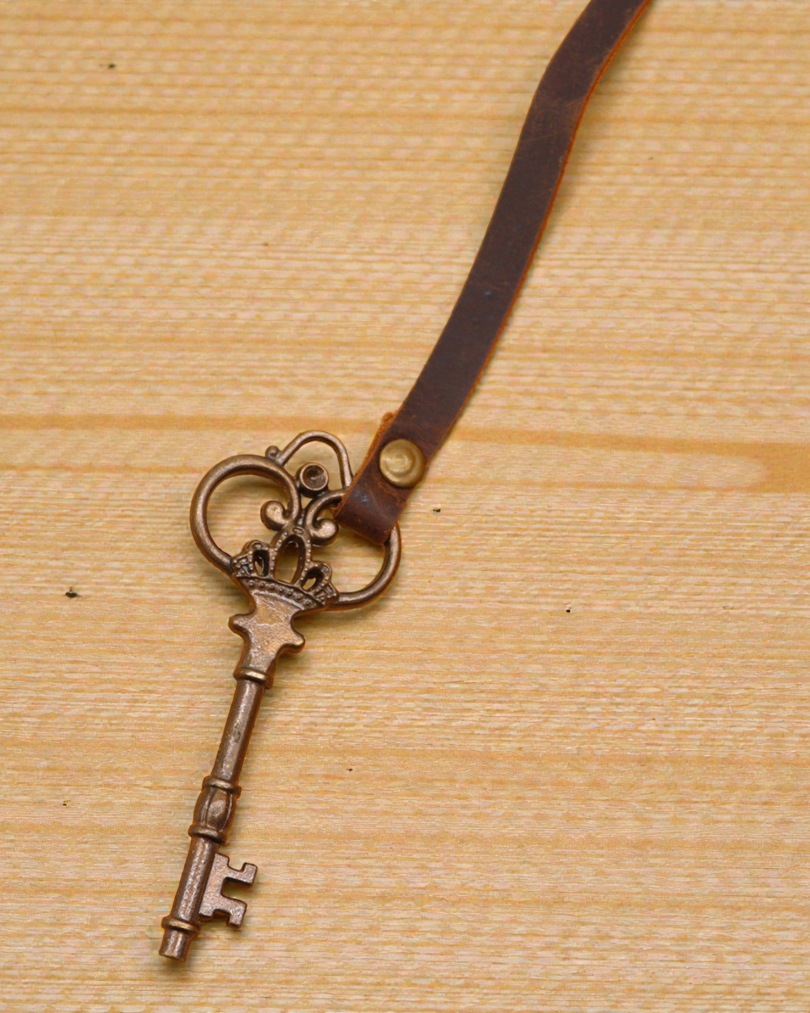 Öljytystä nahasta valmistettu muistiinpanovihko Salaisuuksien avaimella – Vintage Journal 13 × 18 cm