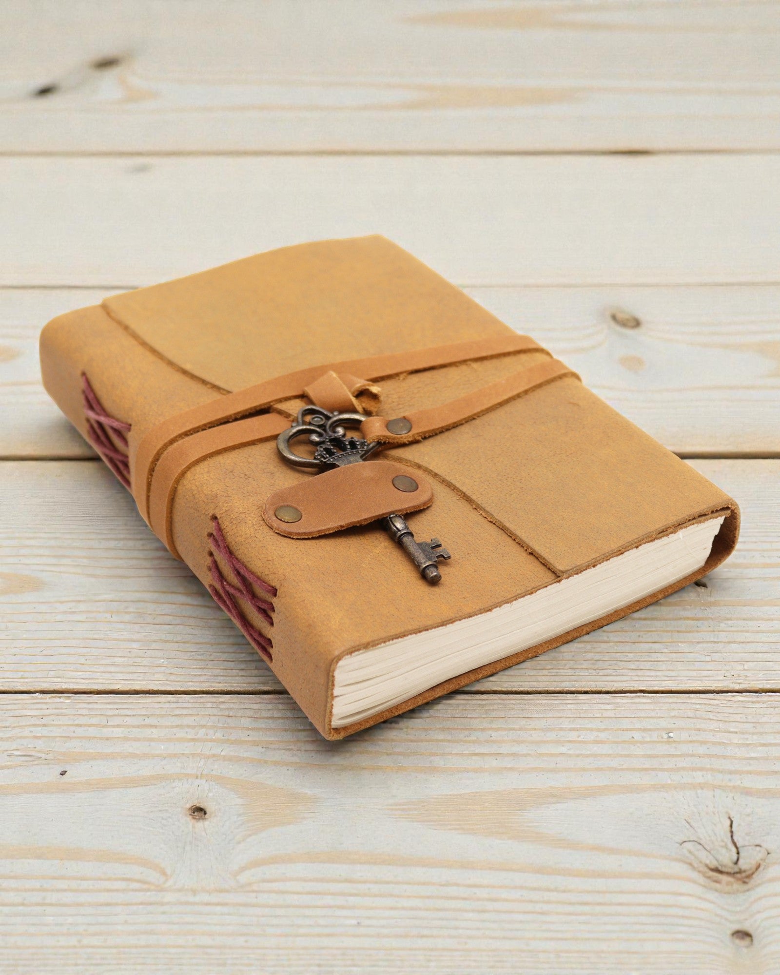 Öljytty vaaleanruskea nahka ja avain - 200 sivua - 13x18cm