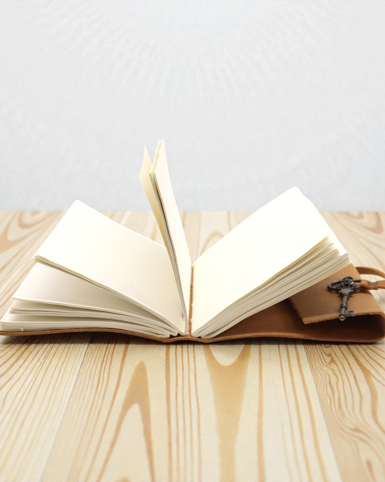 Öljytty vaaleanruskea nahka ja avain - 200 sivua - 13x18cm