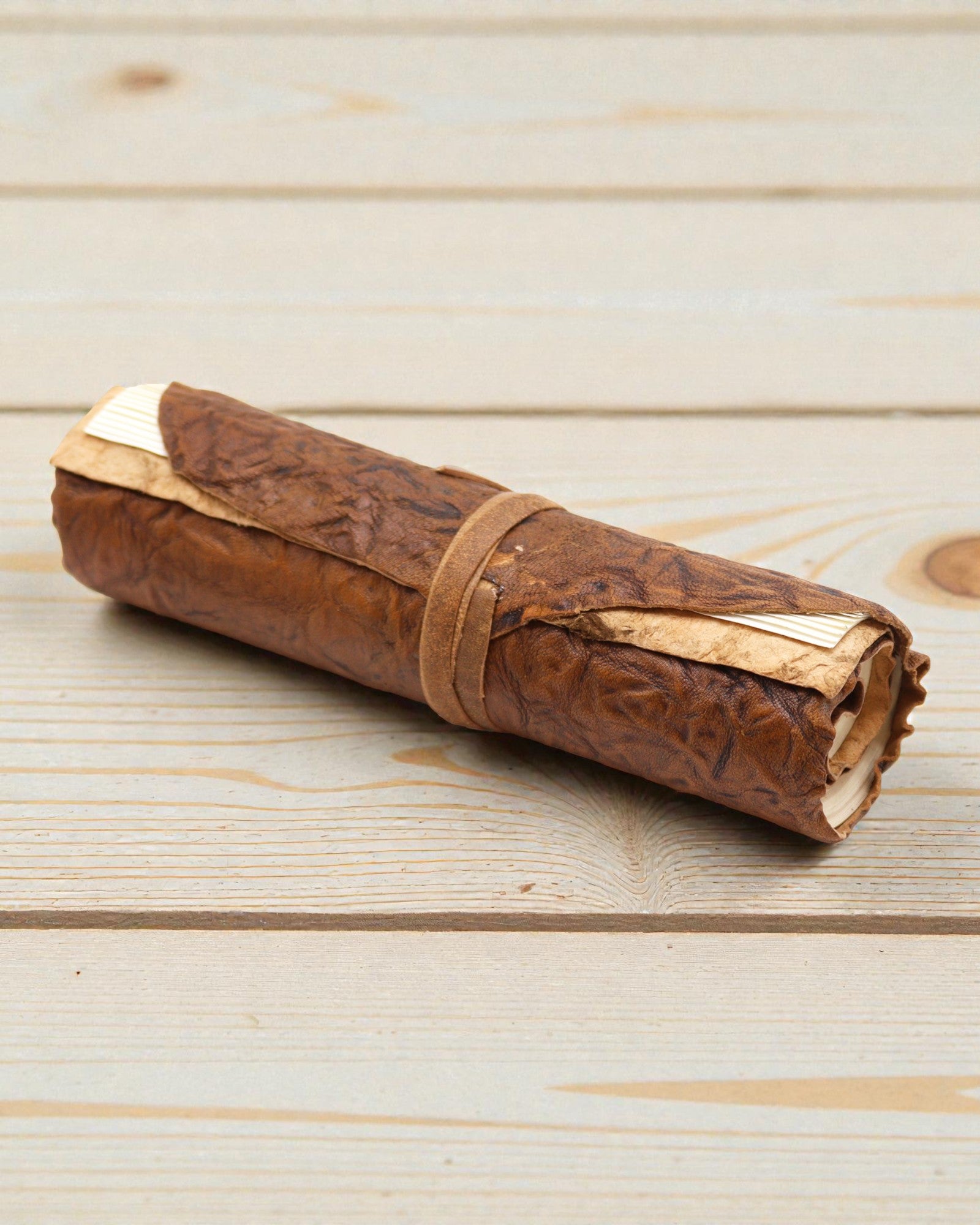 Rullattava nahkainen matkamuistikirja – luonnonvärinen (21 x 15 cm)