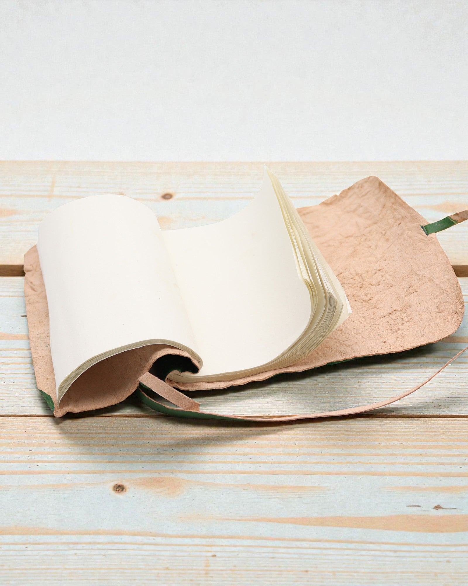 Rullattava nahkainen matkamuistikirja – 96 sivua – vihreä 21x15cm