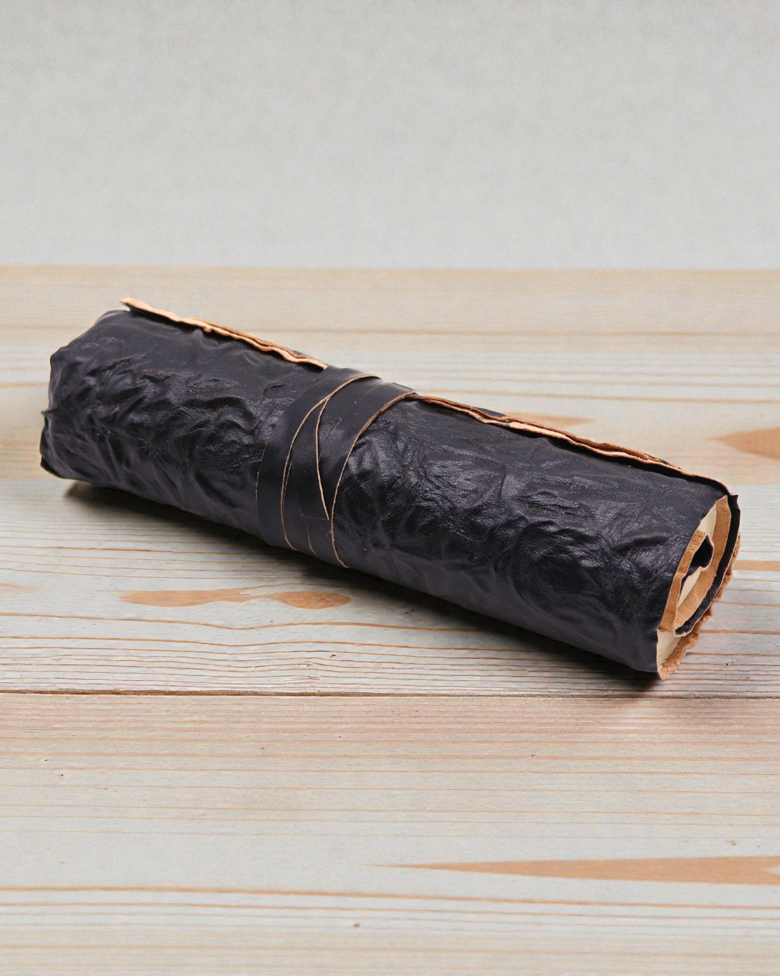 Rullattava nahkainen matkamuistikirja – 96 sivua – musta 21 × 15 cm