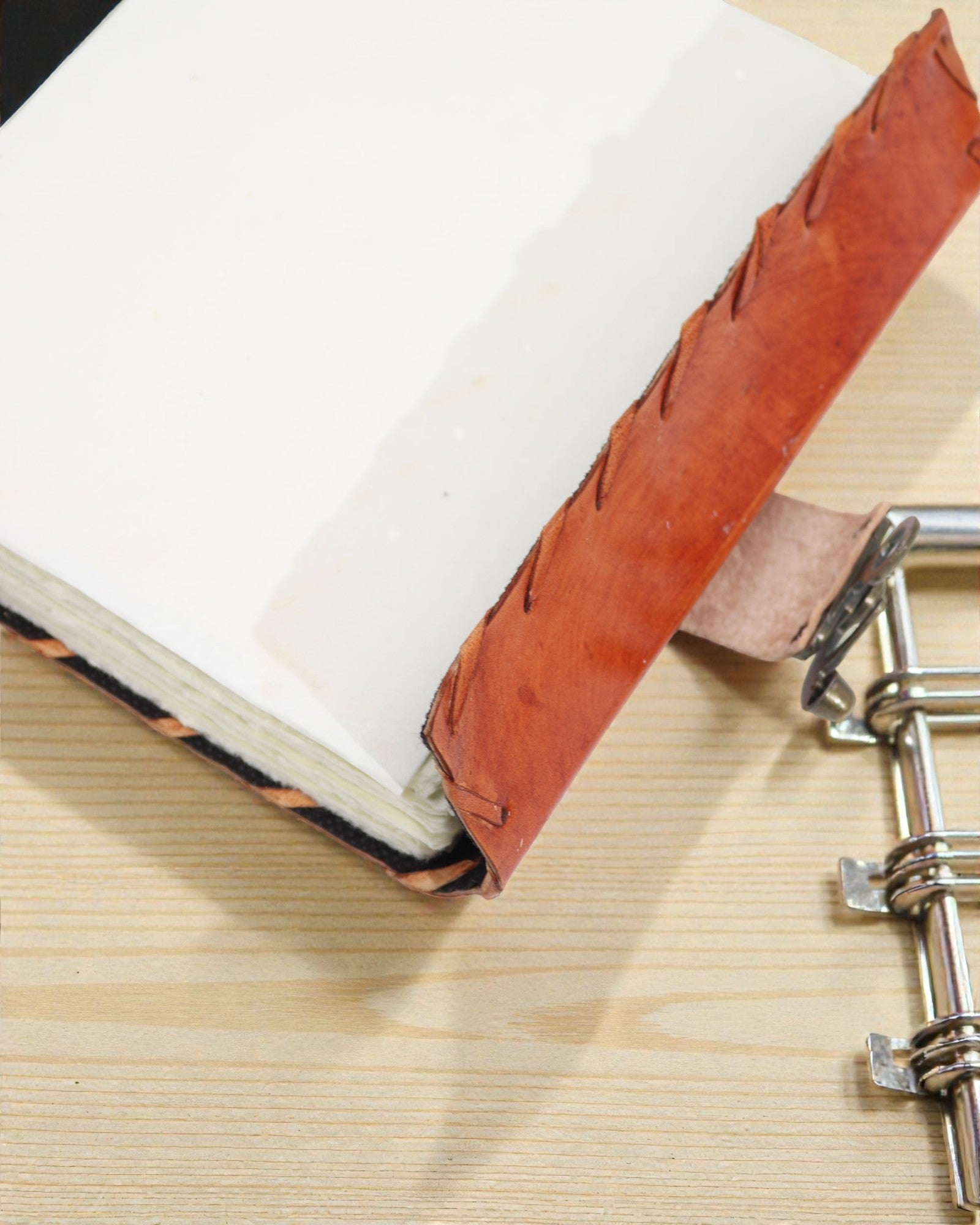 Solariuksen vartija – Pahaa silmää torjuva nahkamuistikirja käsinompelein