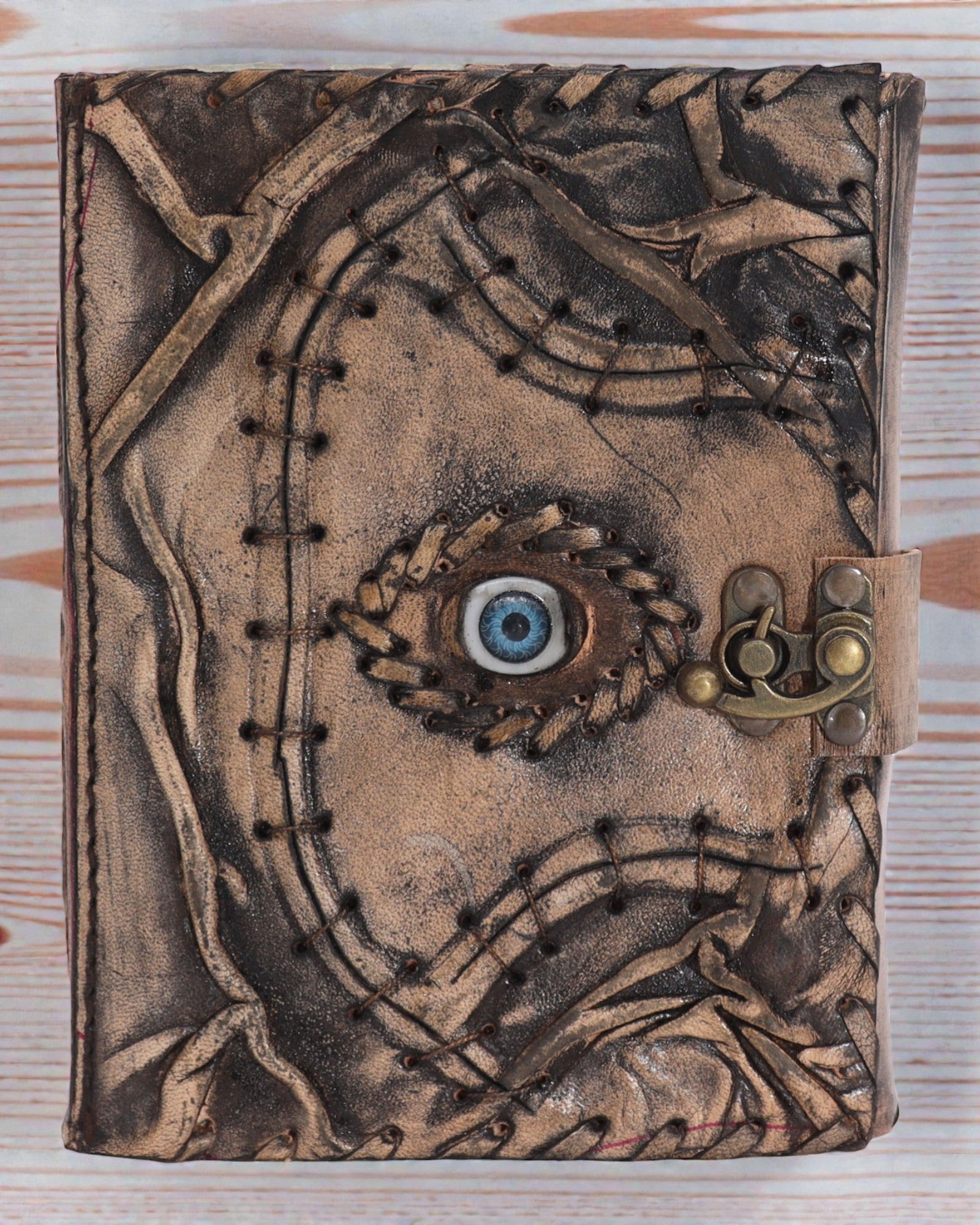 Ruskea nahkainen muistikirja – paha silmä – 17 × 12,5 cm | 160 sivua, vanhennetut reunat