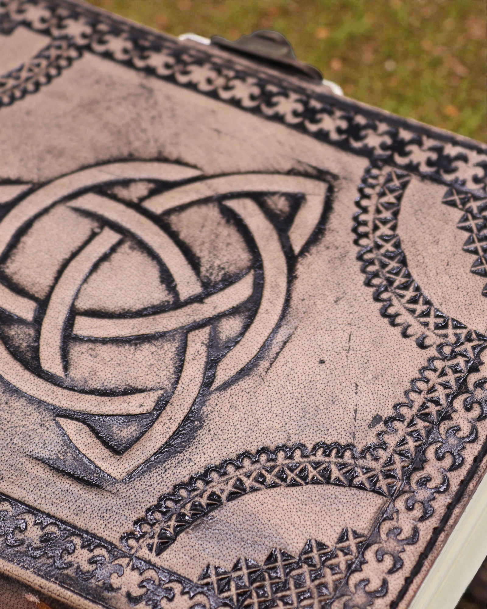 Nahkainen salatieteellinen Triquetra-muistikirja – 17,5 × 12,5 × 3 cm | 200 sivua, ommellut reunat