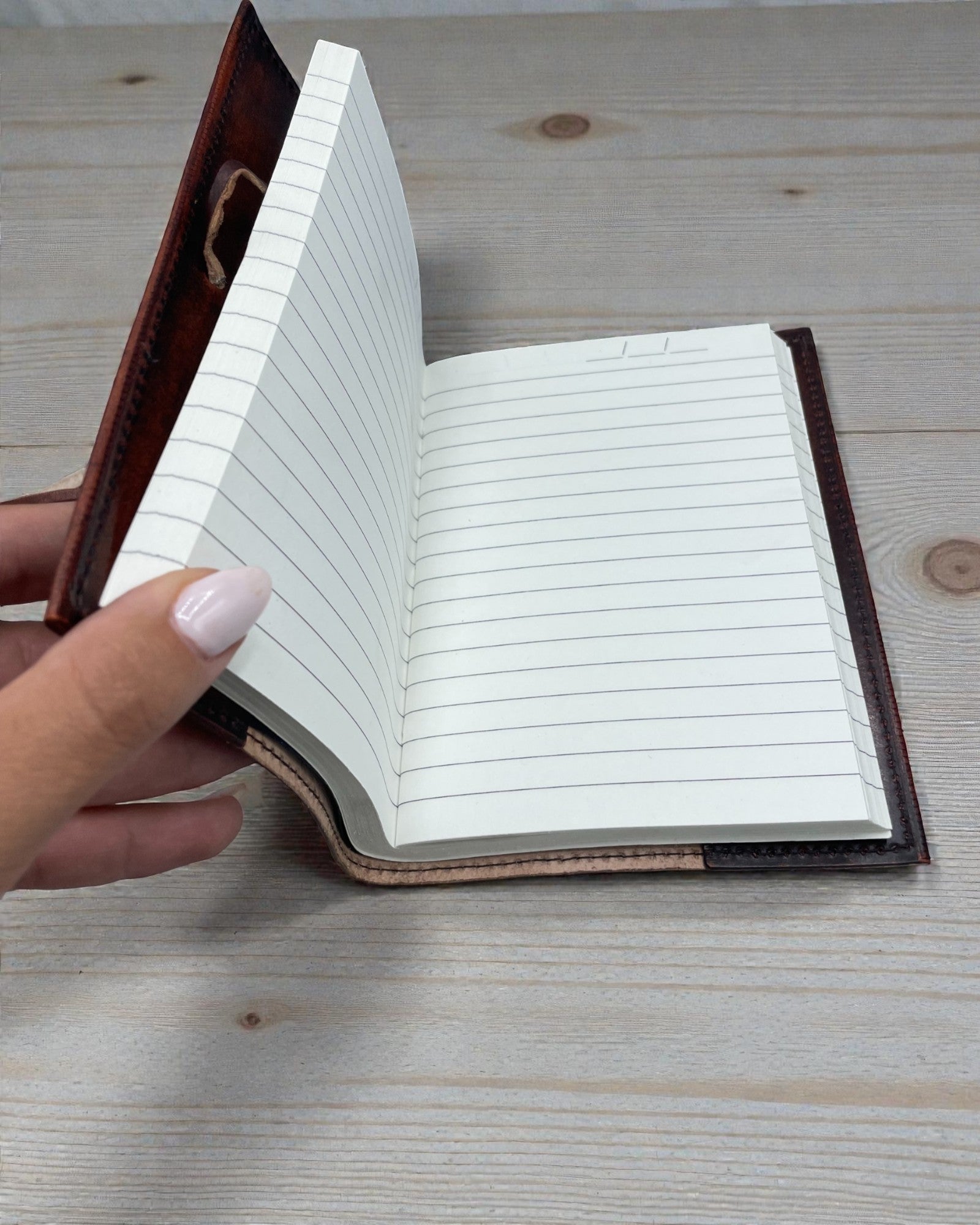 Vita Arboris – Pieni Nahkainen Muistikirja Elämänpuu Vihreällä Kivellä