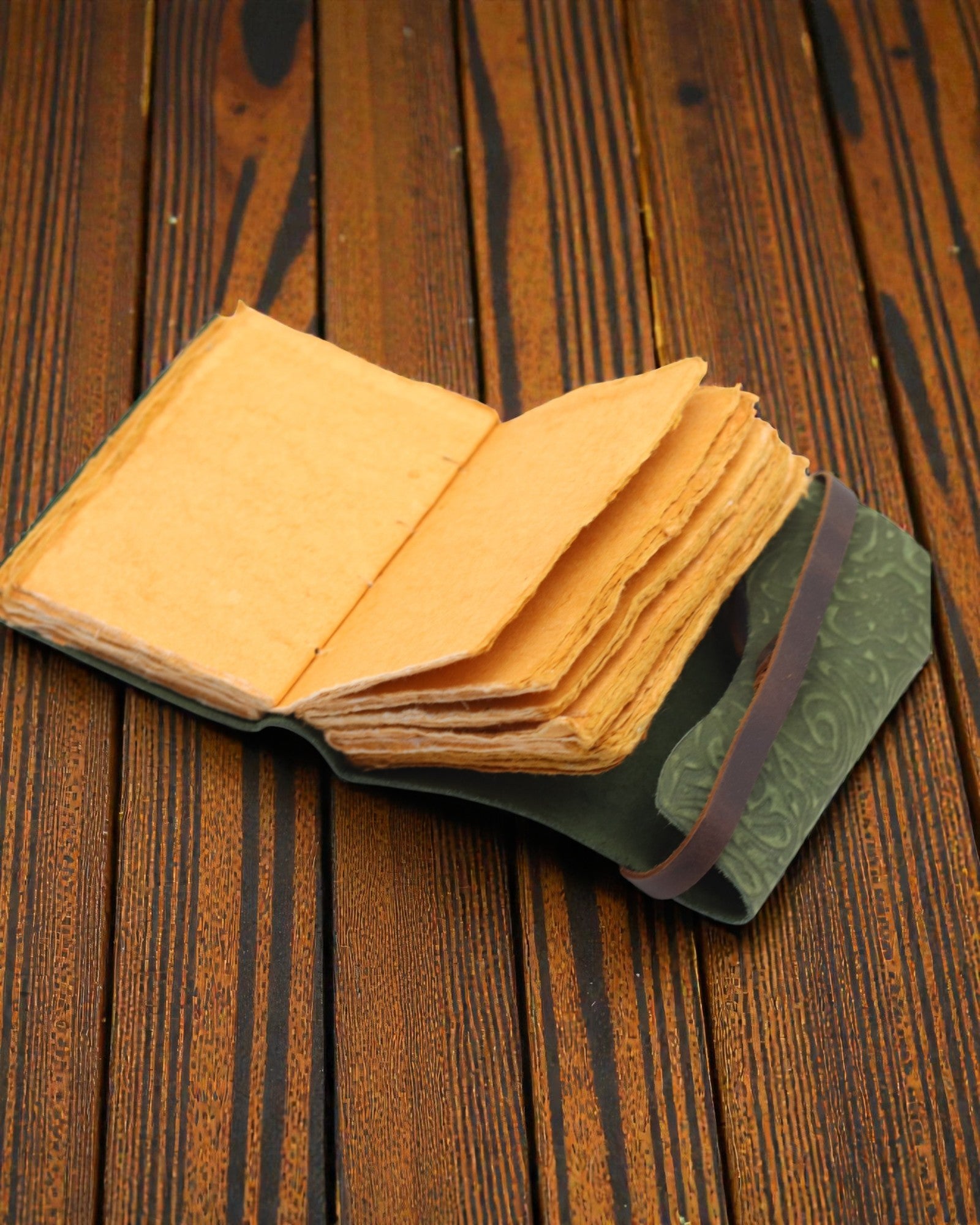 Green Maze Vintage – nahkakantinen muistikirja vanhennetuilla sivuilla 12,7 × 8,9 cm