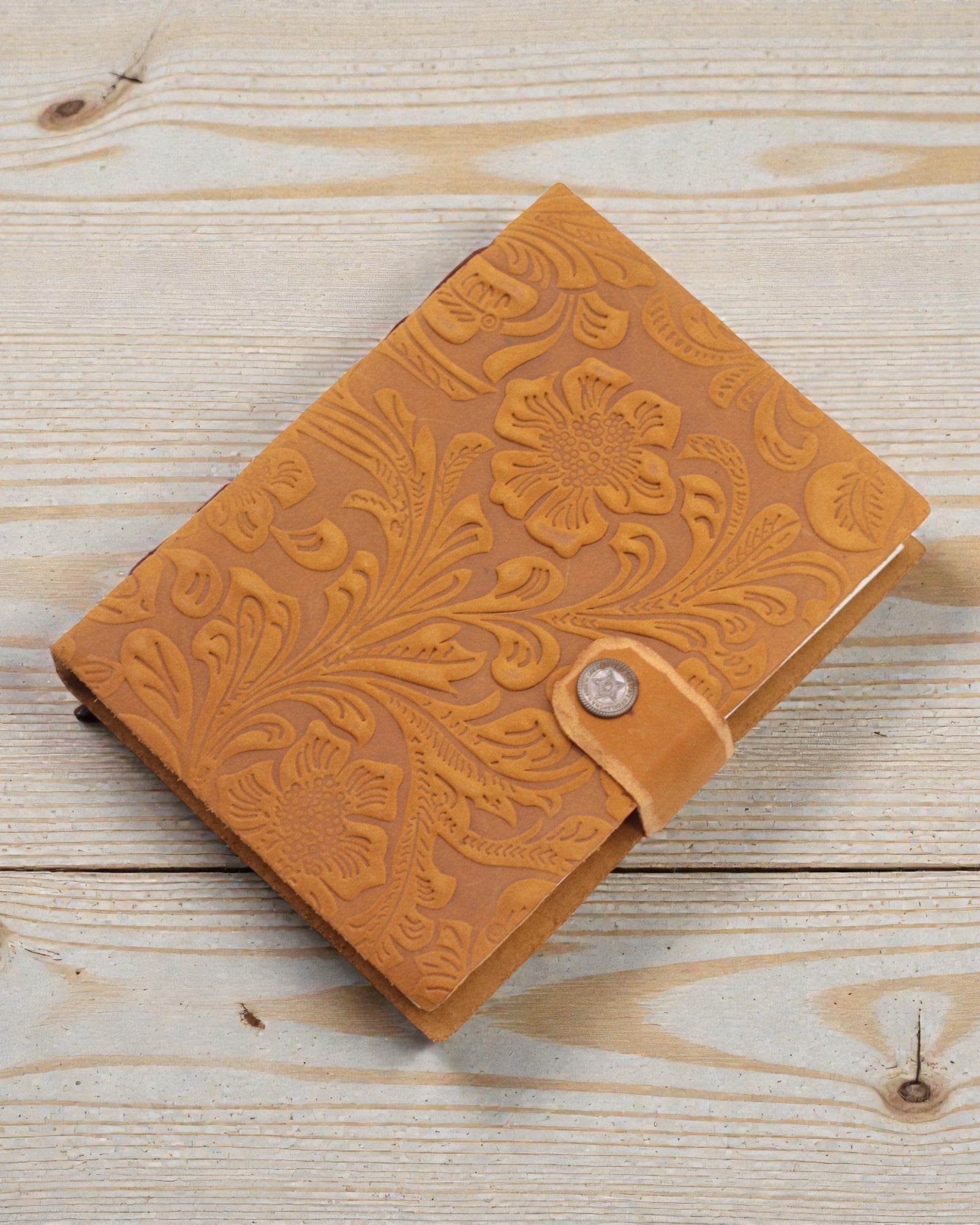 Nahkainen kohokuvioitu kukkavihko – ruskea (17,8 x 12,7 cm)