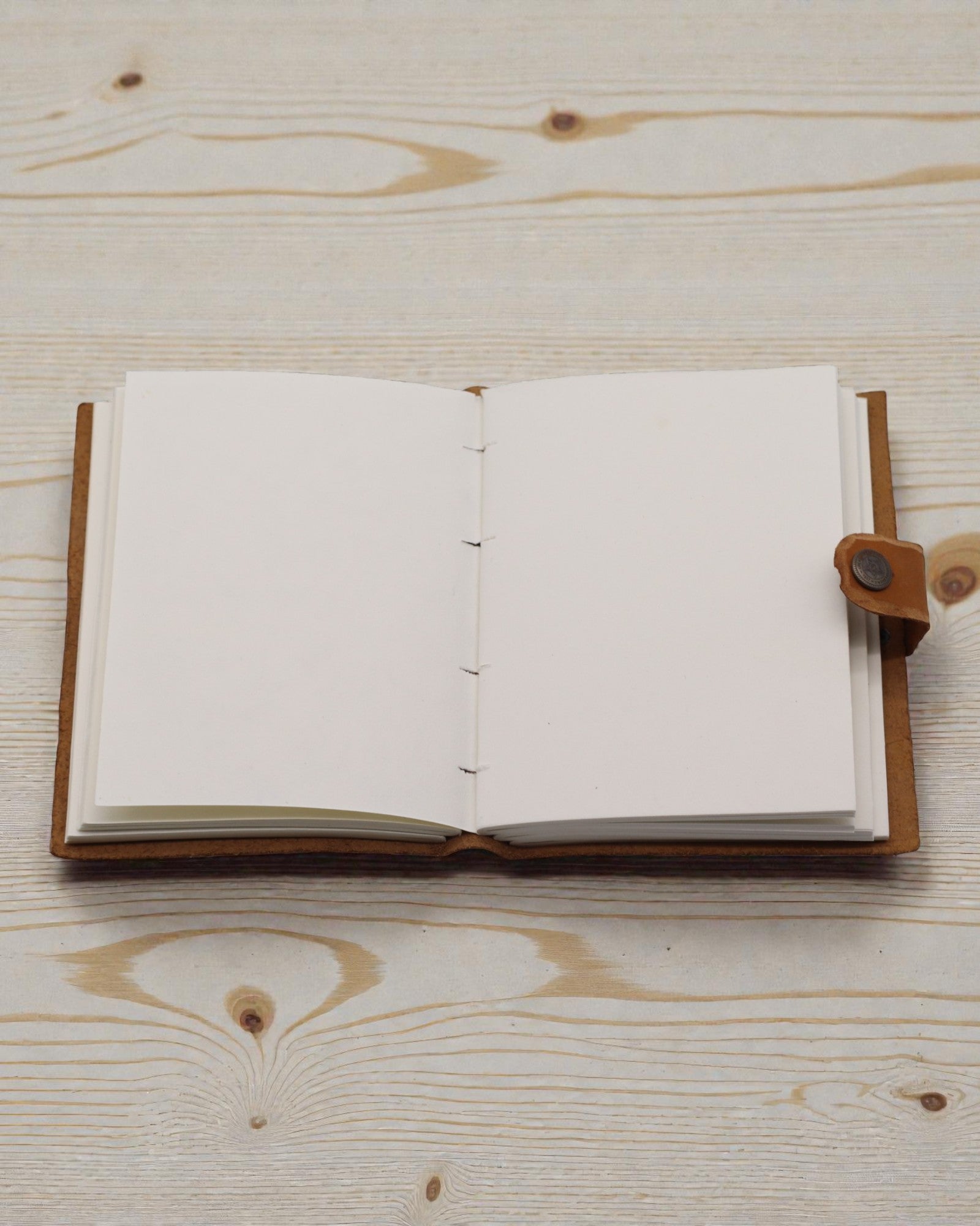 Nahkainen kohokuvioitu kukkavihko – ruskea (17,8 x 12,7 cm)