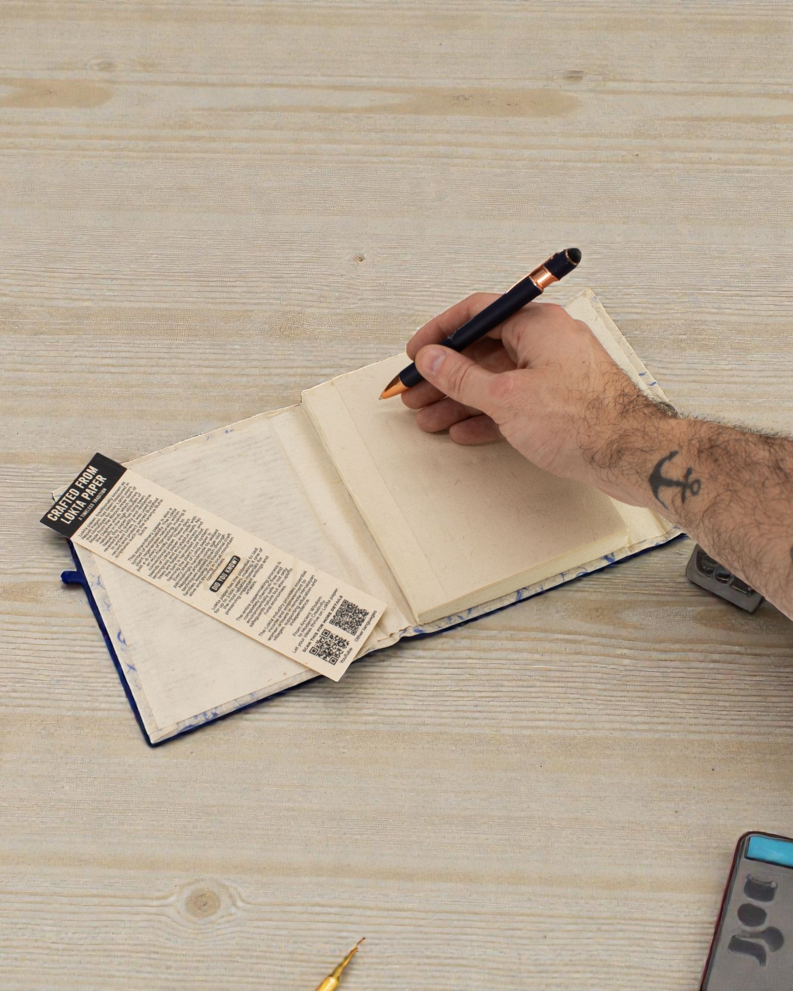 Keskikokoinen kyynärpäämuistikirja sininen puuvilla (15 x 12 cm) – 45 arkkia