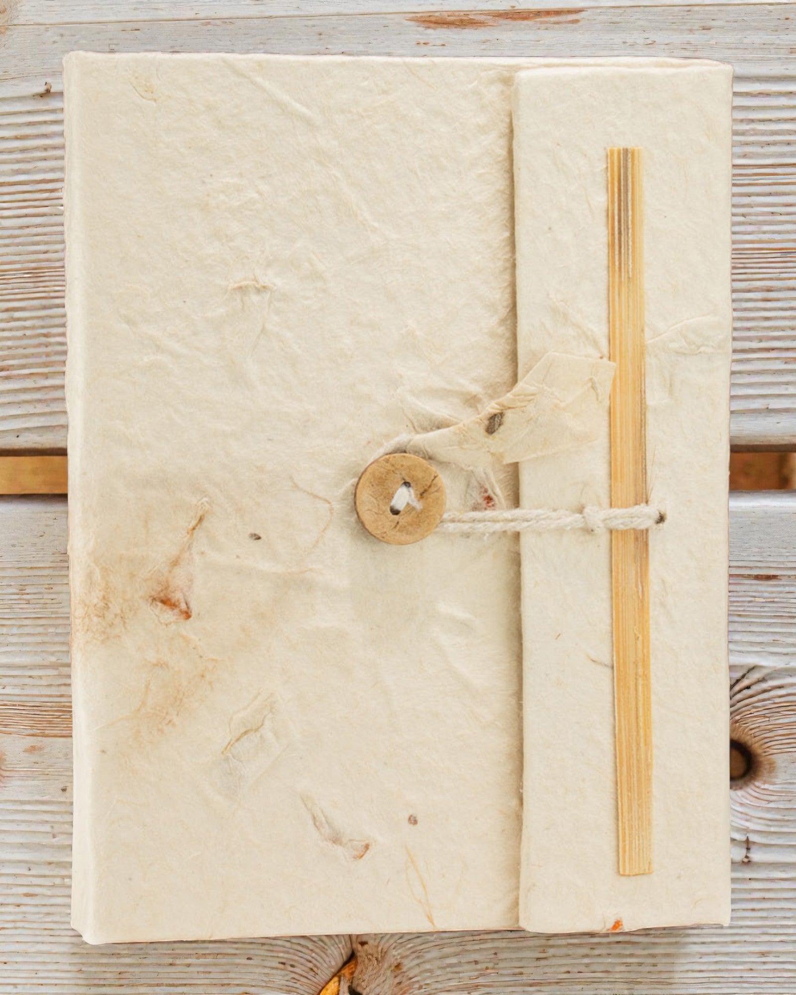 Keskikokoinen Lokta-muistikirja Botanical Touch – kuivatut kukat (45 lehteä, 15 x 12 cm)