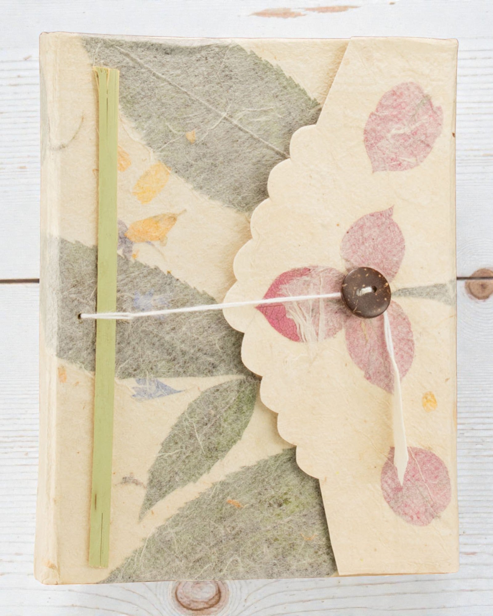 Keskikokoinen loktapaperinen muistivihko Bugenvilla (15 x 12 cm) – 45 arkkia