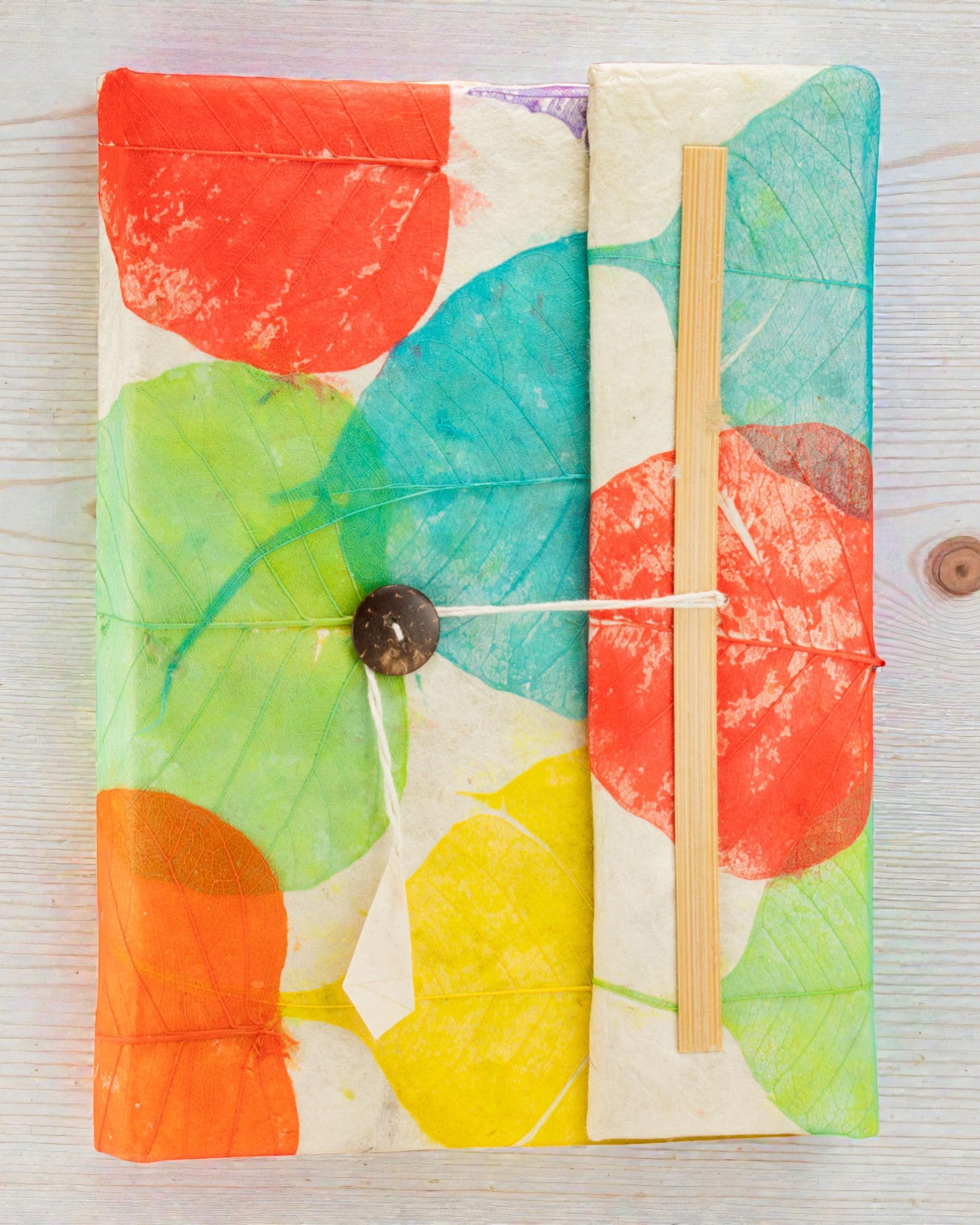 Suuri Lokta-muistikirja Värikkäät lehdet – Luonnon värit (45 arkkia, 21 x 15 cm)