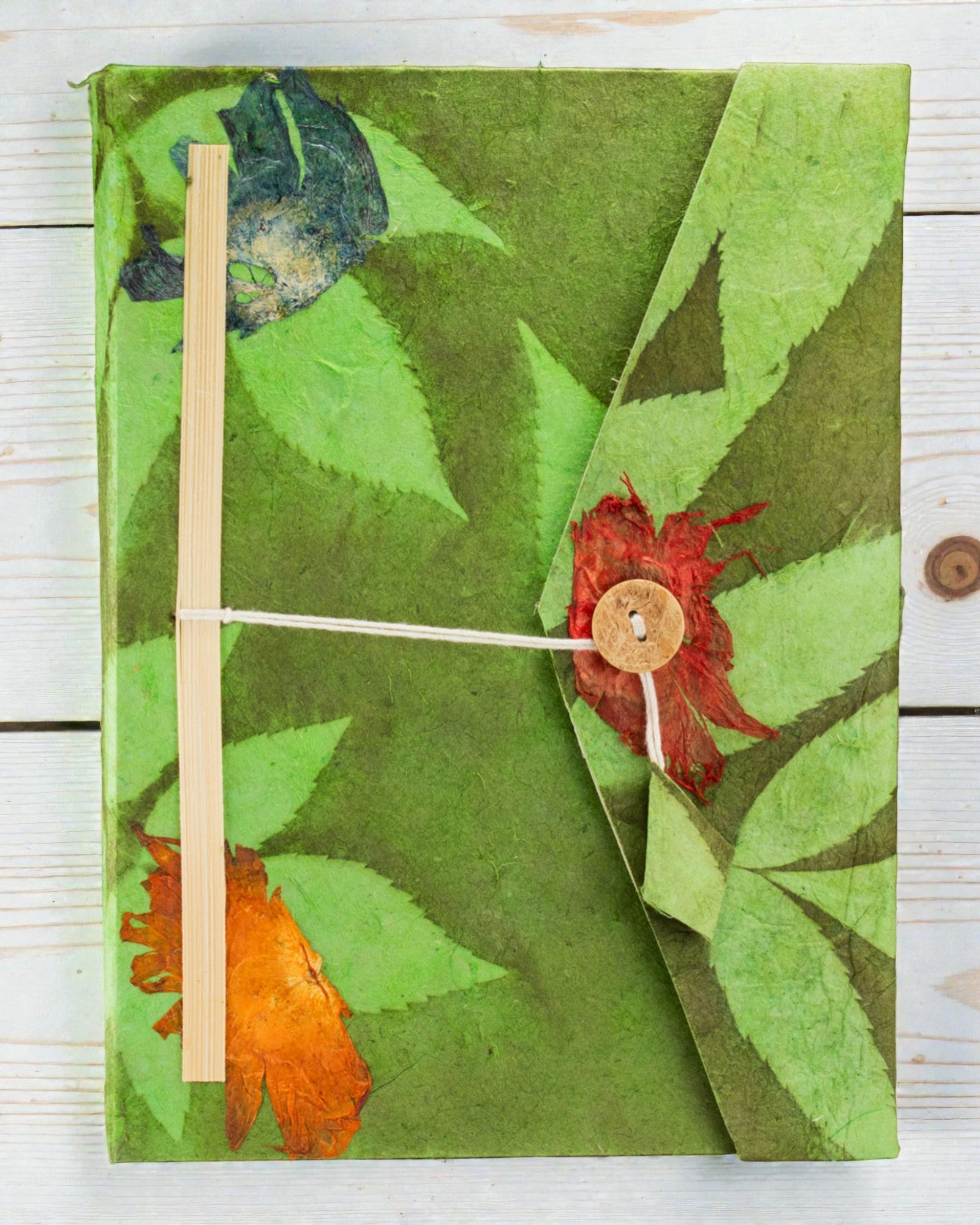 Suuri loktan muistikirja Rohkeat Kukat – Metsänvihreä (45 lehteä, 21 x 15 cm)