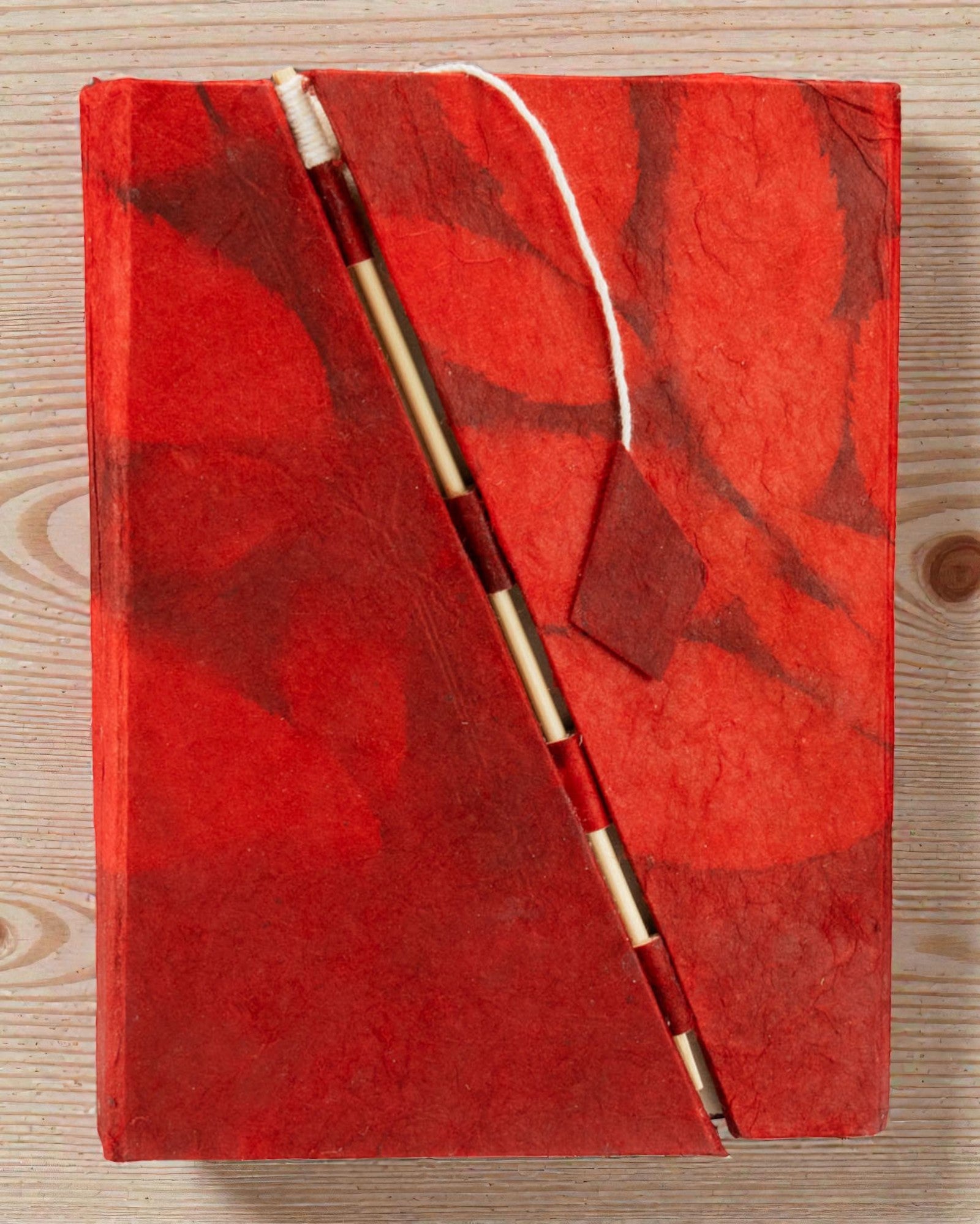 Keskikokoinen Lokta-muistikirja Rohkeat kukat – rubiinipunainen (45 arkkia, 15 x 12 cm)