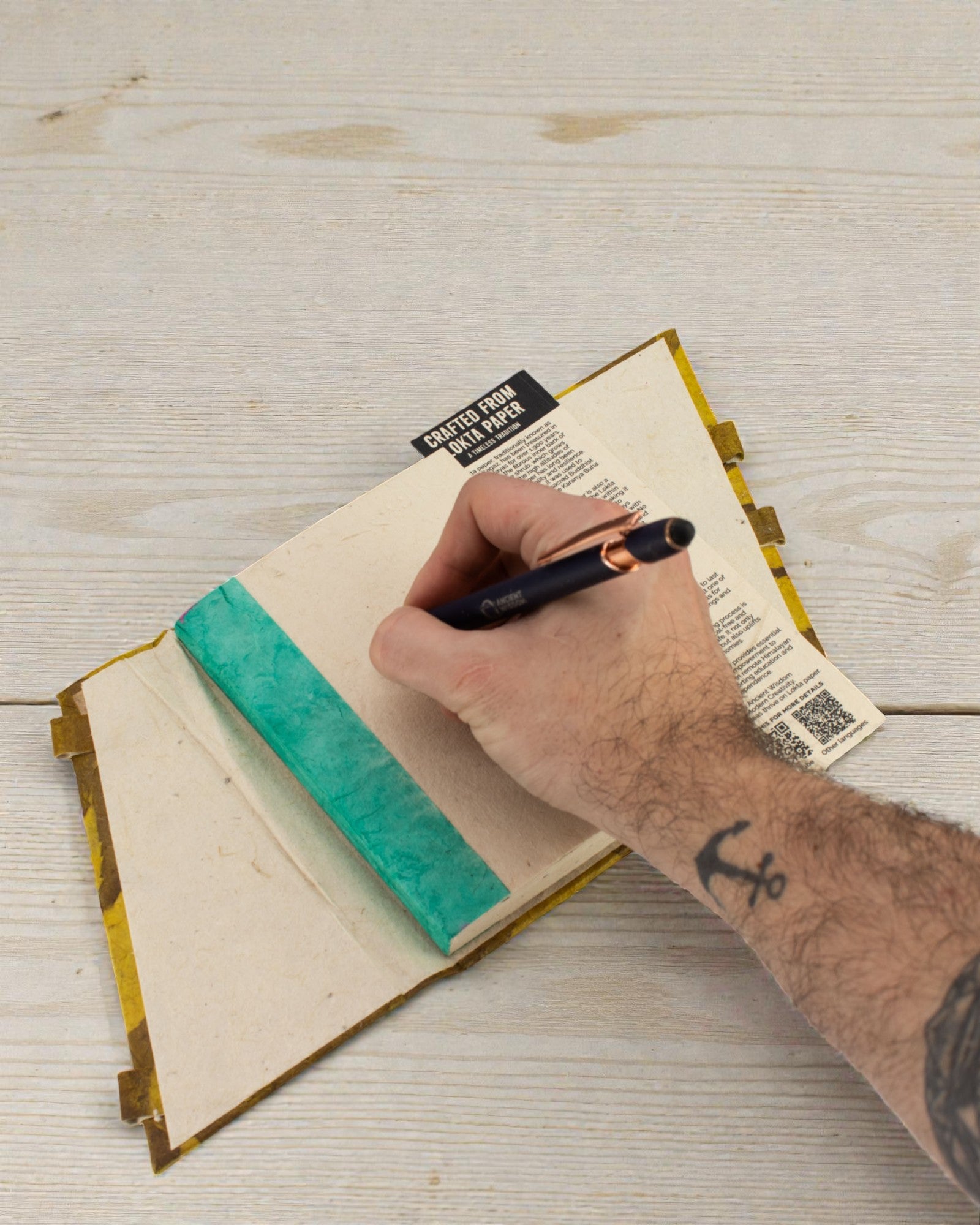 Keskikokoinen Lokta-muistikirja Rohkeat kukat – sinapinkeltainen (45 arkkia, 15 x 12 cm)