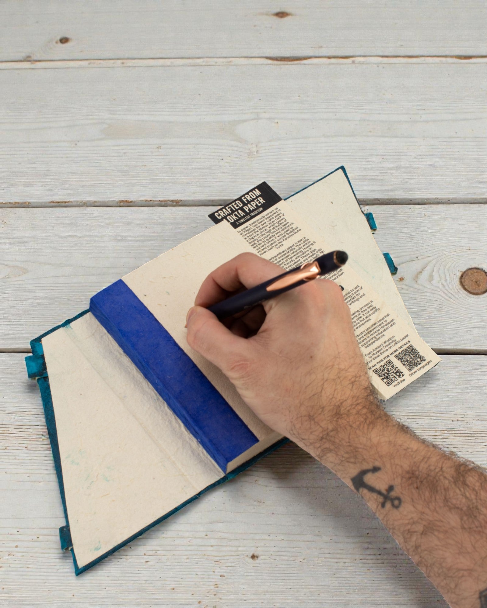 Keskikokoinen kyynärnotiisi Rohkeat kukat – tummansininen (45 lehteä, 15 x 12 cm)