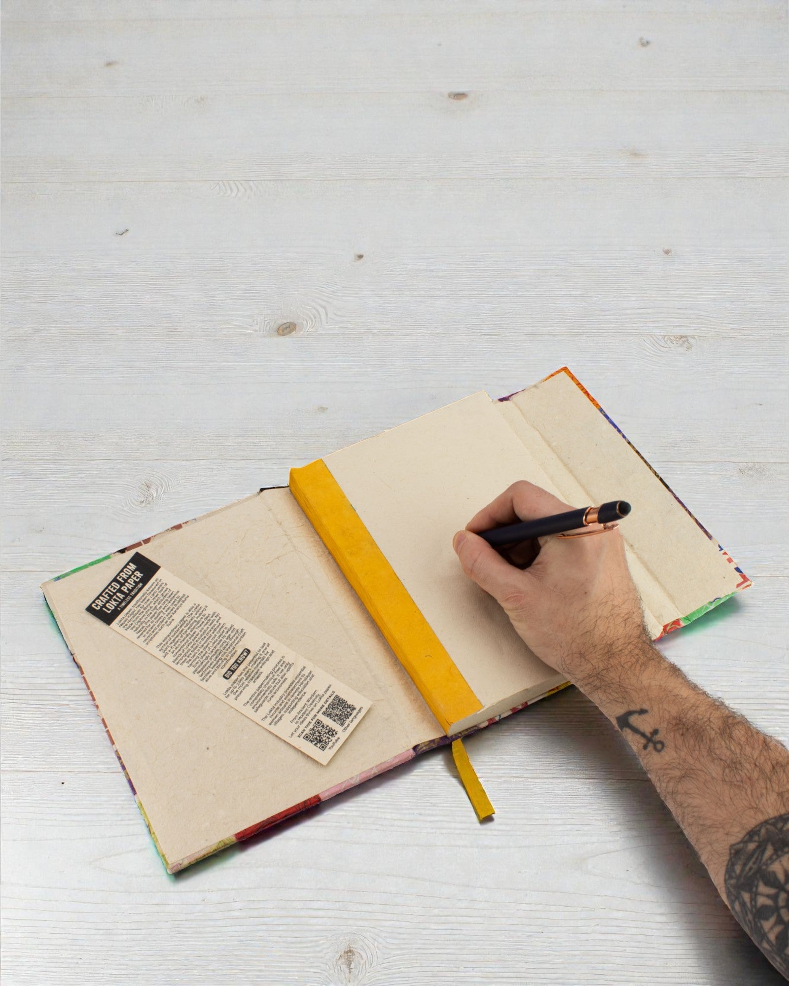 Suuri Lokta-tilkkukuvioinen muistikirja – monivärinen (45 arkkia, 21 x 15 cm)