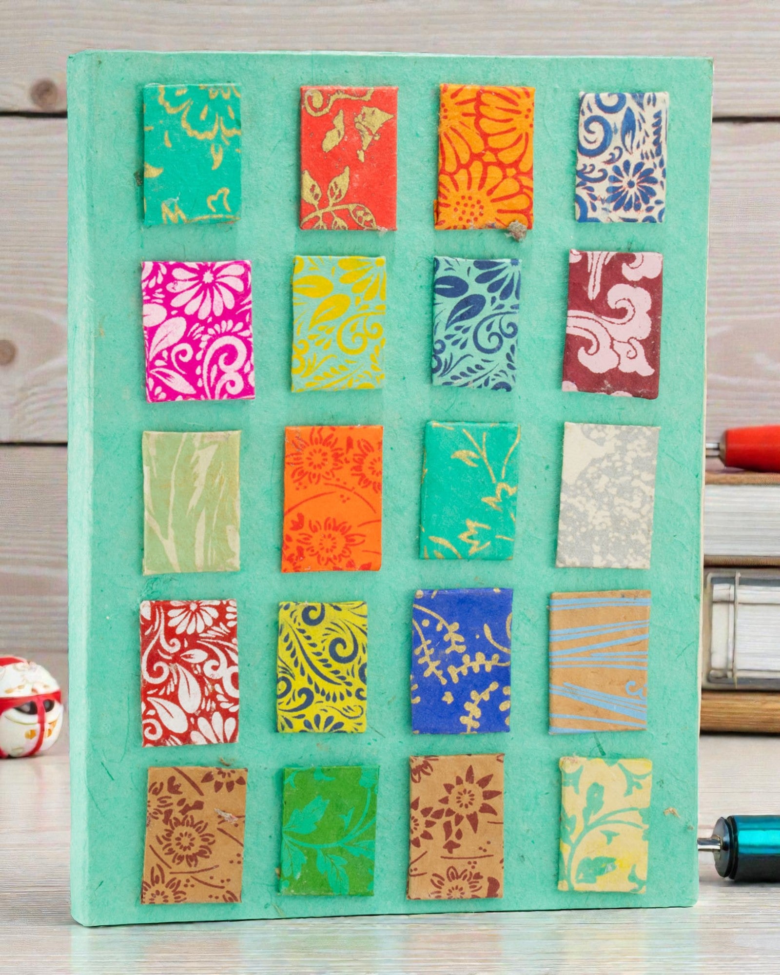 Taiteellinen Lokta-mosaiikkimuistikirja – sinivihreät minilaatat (45 arkkia, 21 x 15 cm)