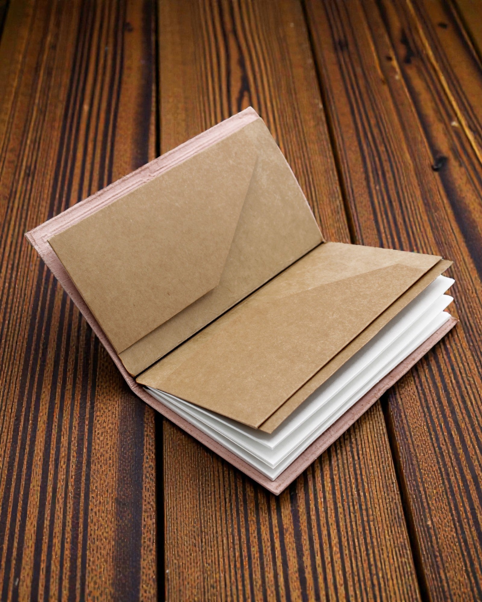 Tärkeitä tehtäviä – harmaa nahkainen käsintehty muistikirja 22 × 12 × 1,5 cm, 80 sivua