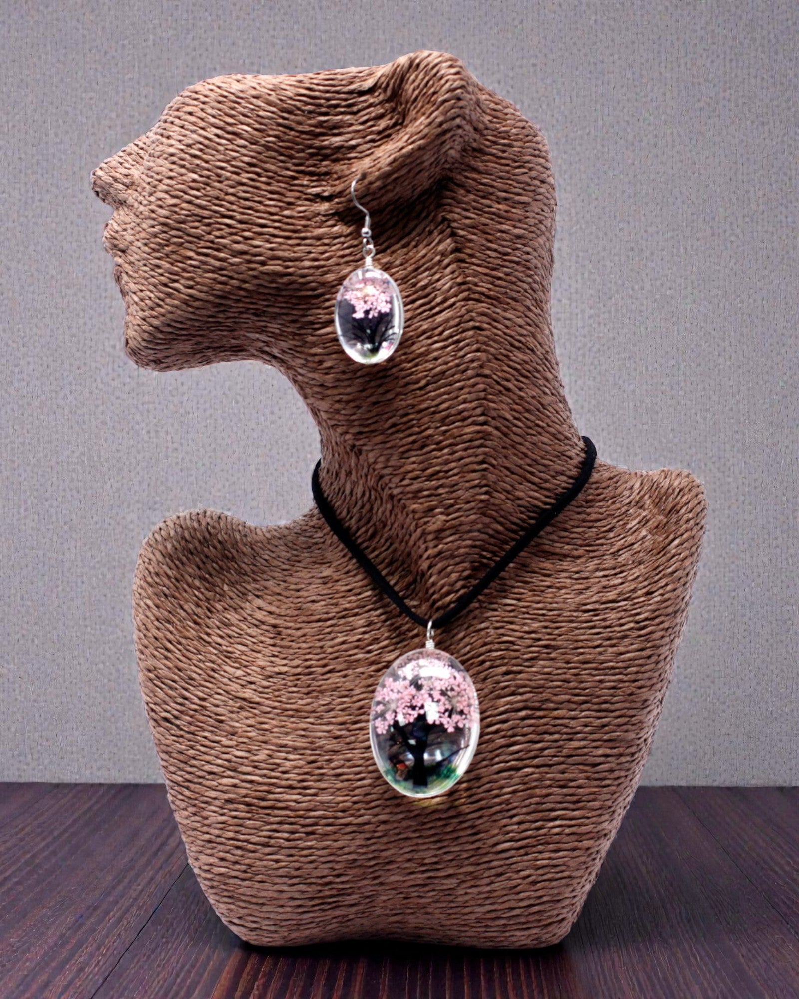 Ruusutarha – Elämänpuu-koru-setti kuivatuilla kukilla