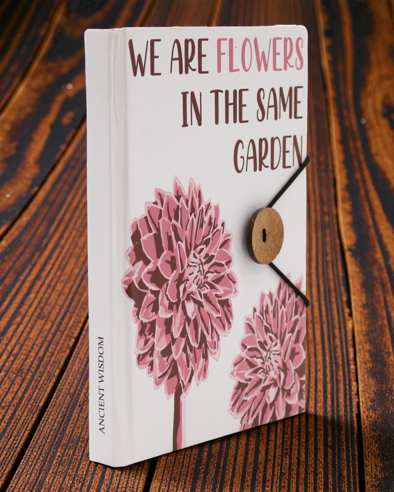 Kukat yhdessä – pieni muistikirja hihnalla ja kookosnapilla 18 × 12,5 cm, 200 sivua