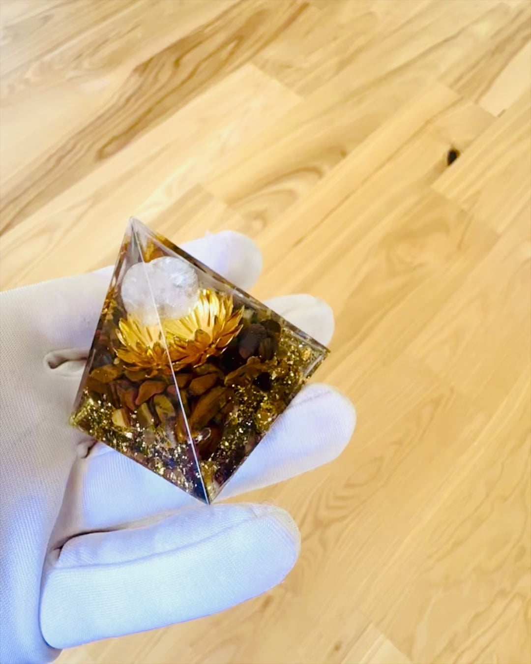 Kidepyramidin Kristalliprosperiteetti Onnellinen Kristallipallo, Tiikerinsilmäkivi, Kuparilotos