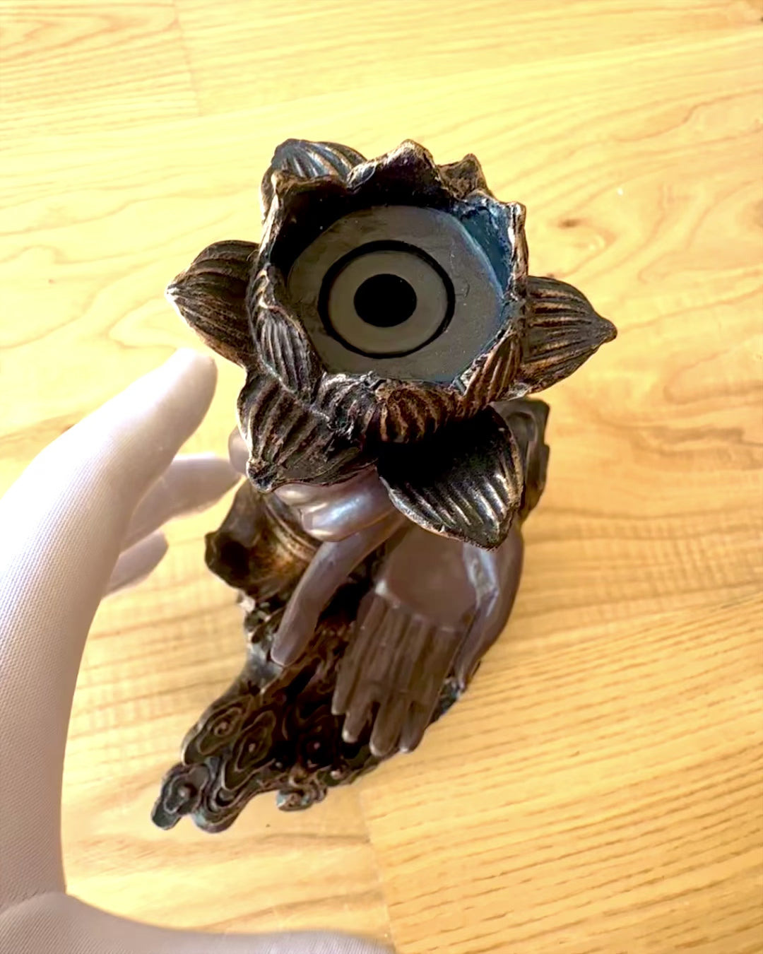 Mystinen Käsi, Suitsukepoltin, suitsukkeen pidike Virtaavalla, mahdollisuus personointiin kaiverruksella lahjaksi