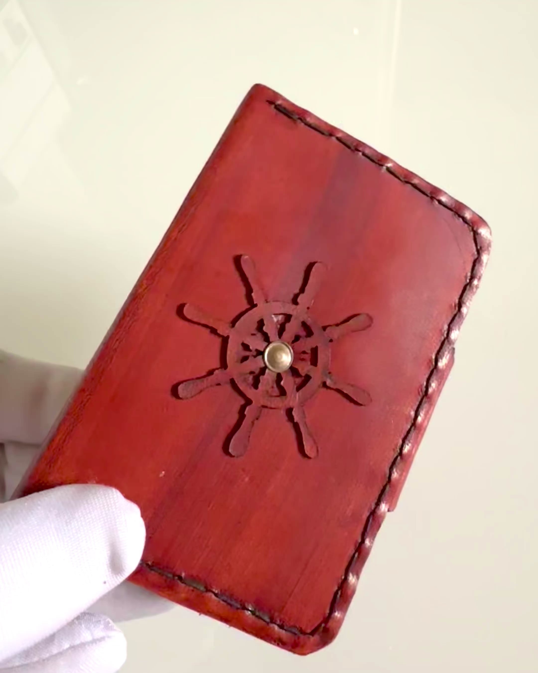 Komentajan Kotelo – Käsintehty kotelo taskukellolle tai kompassille, mahdollisuus personointiin