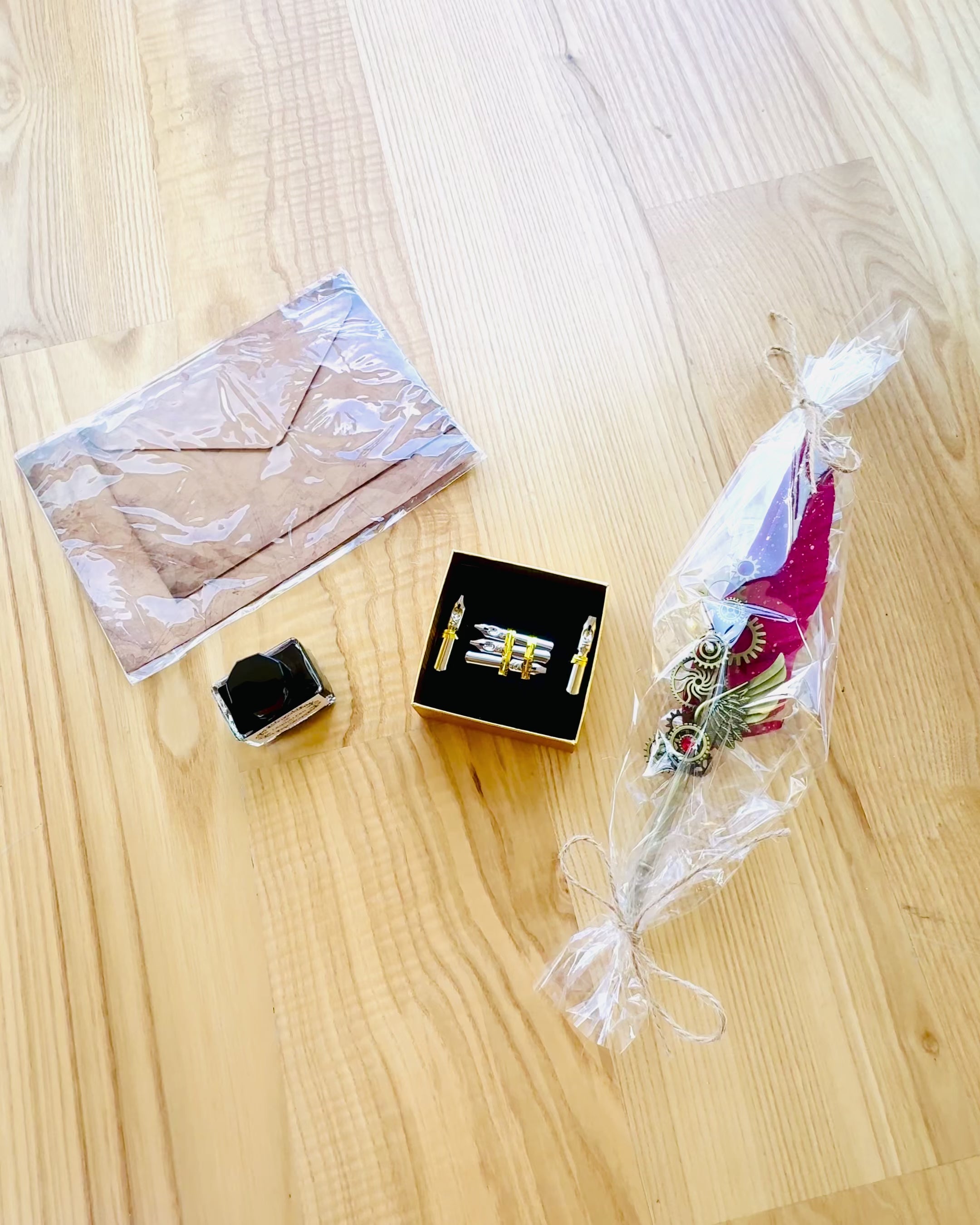 Lahjasetti - Viininpunainen-violetti hanhen sulkakynä "Steampunk Eleganssi" kaiverrusmahdollisuudella, lahjaksi