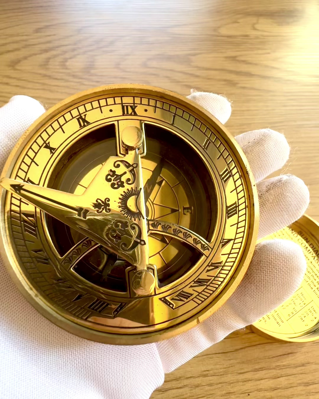 Aurinkokello Voyager 7cm – messinkinen aurinkokello kompassilla, personointi kaiverruksella lahjaksi